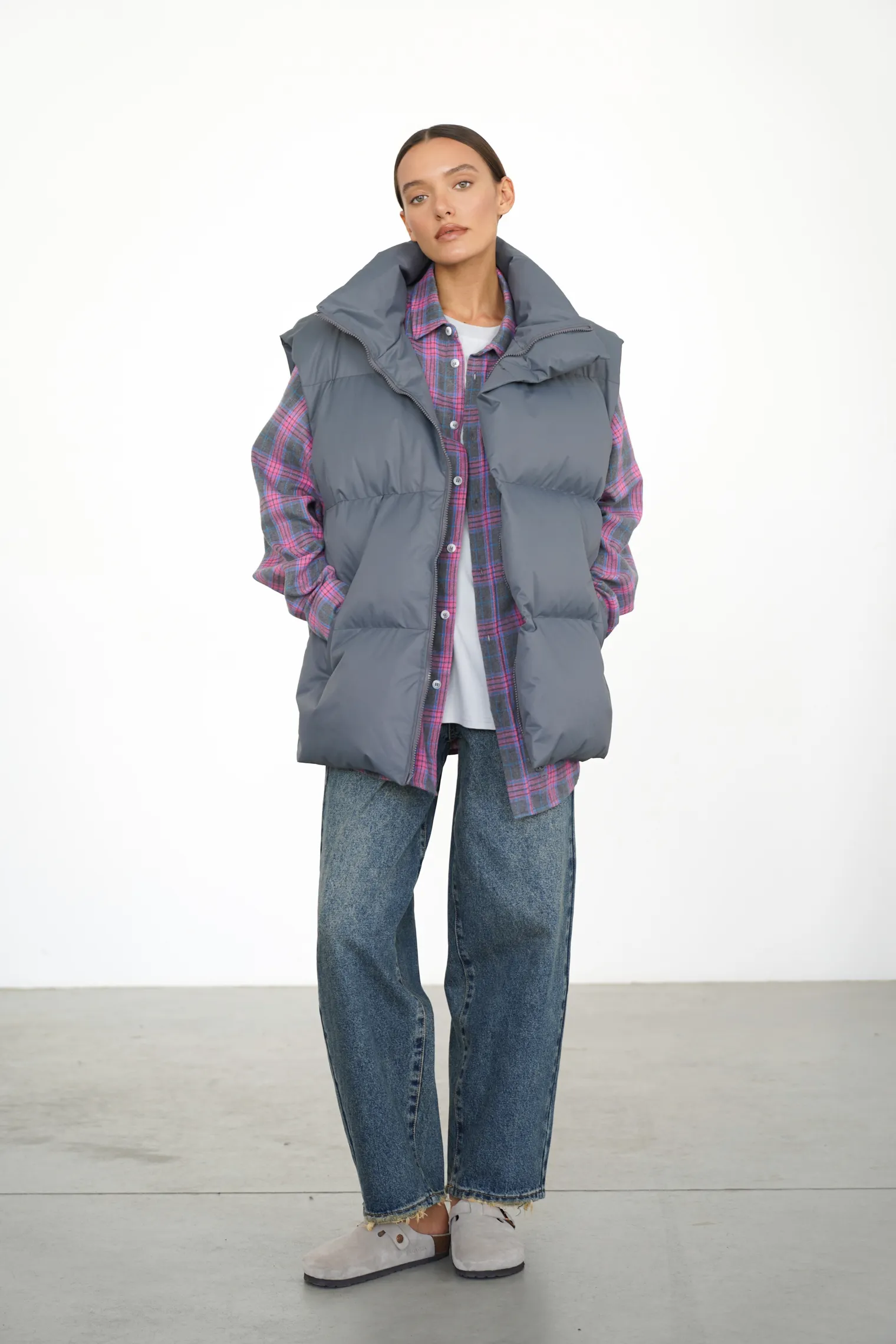 Жилет пуховой стёганный серого цвета фото 3