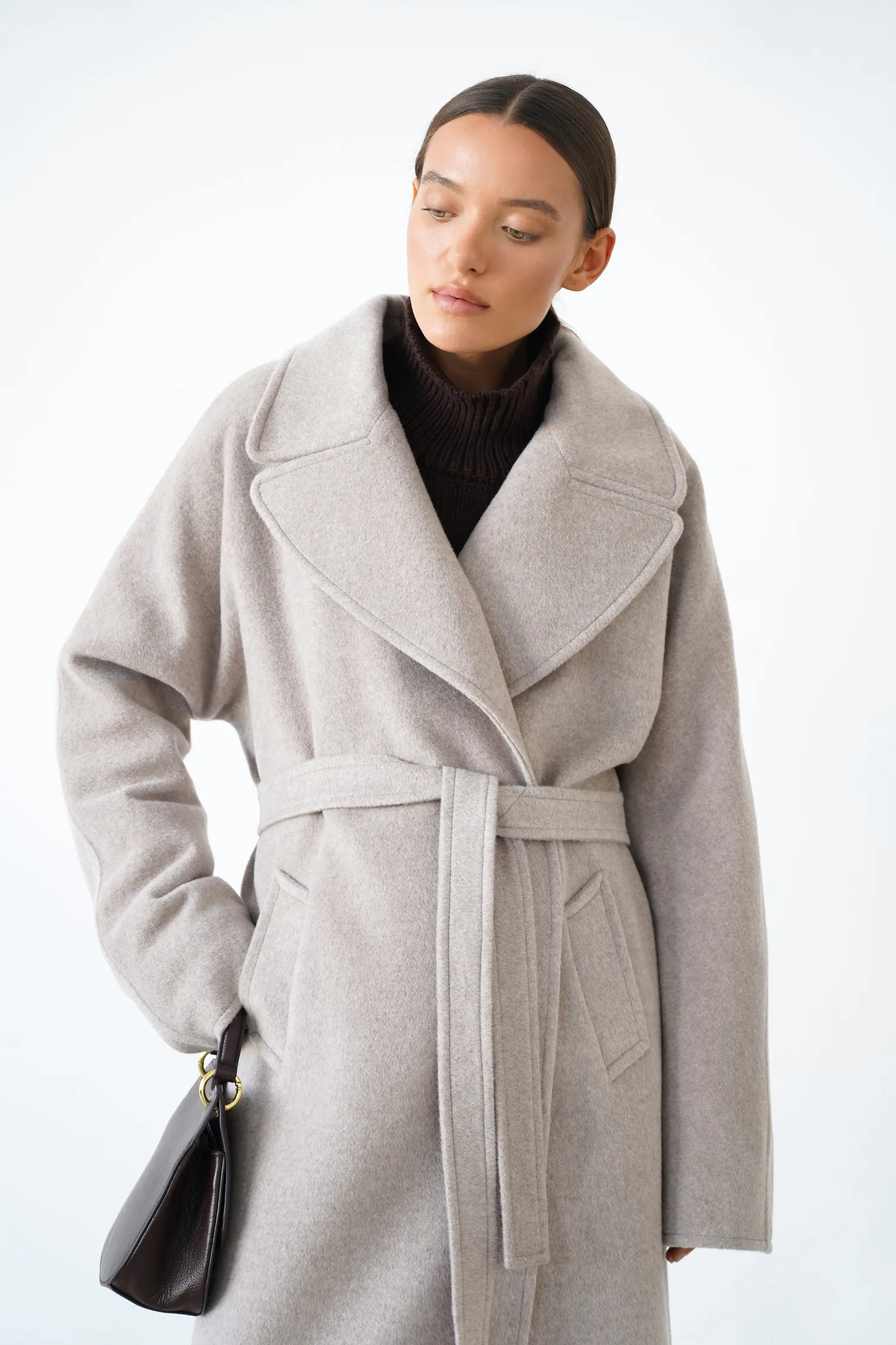 Пальто-халат с цельнокройным рукавом цвета капучино фото 7