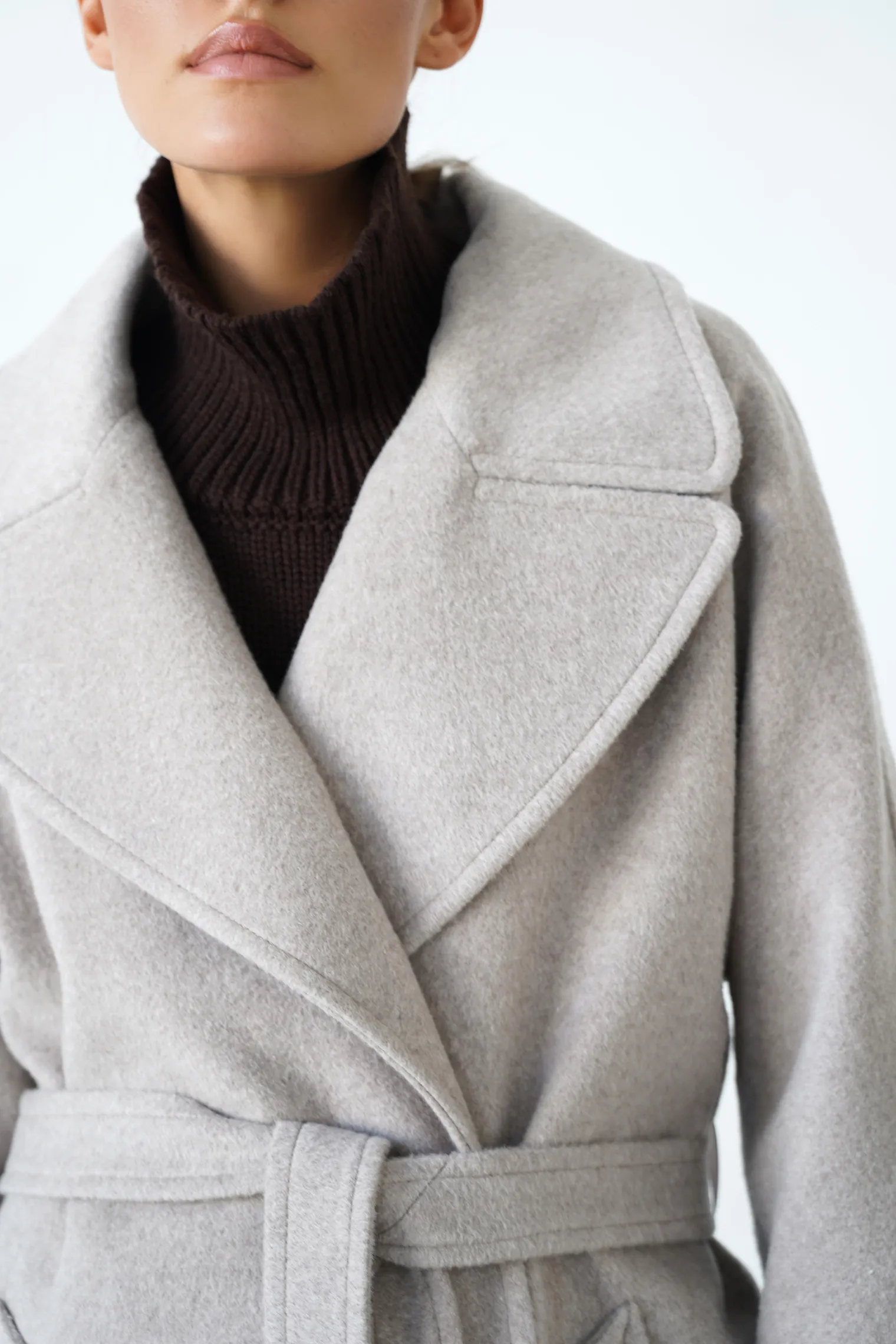 Пальто-халат с цельнокройным рукавом цвета капучино фото 5