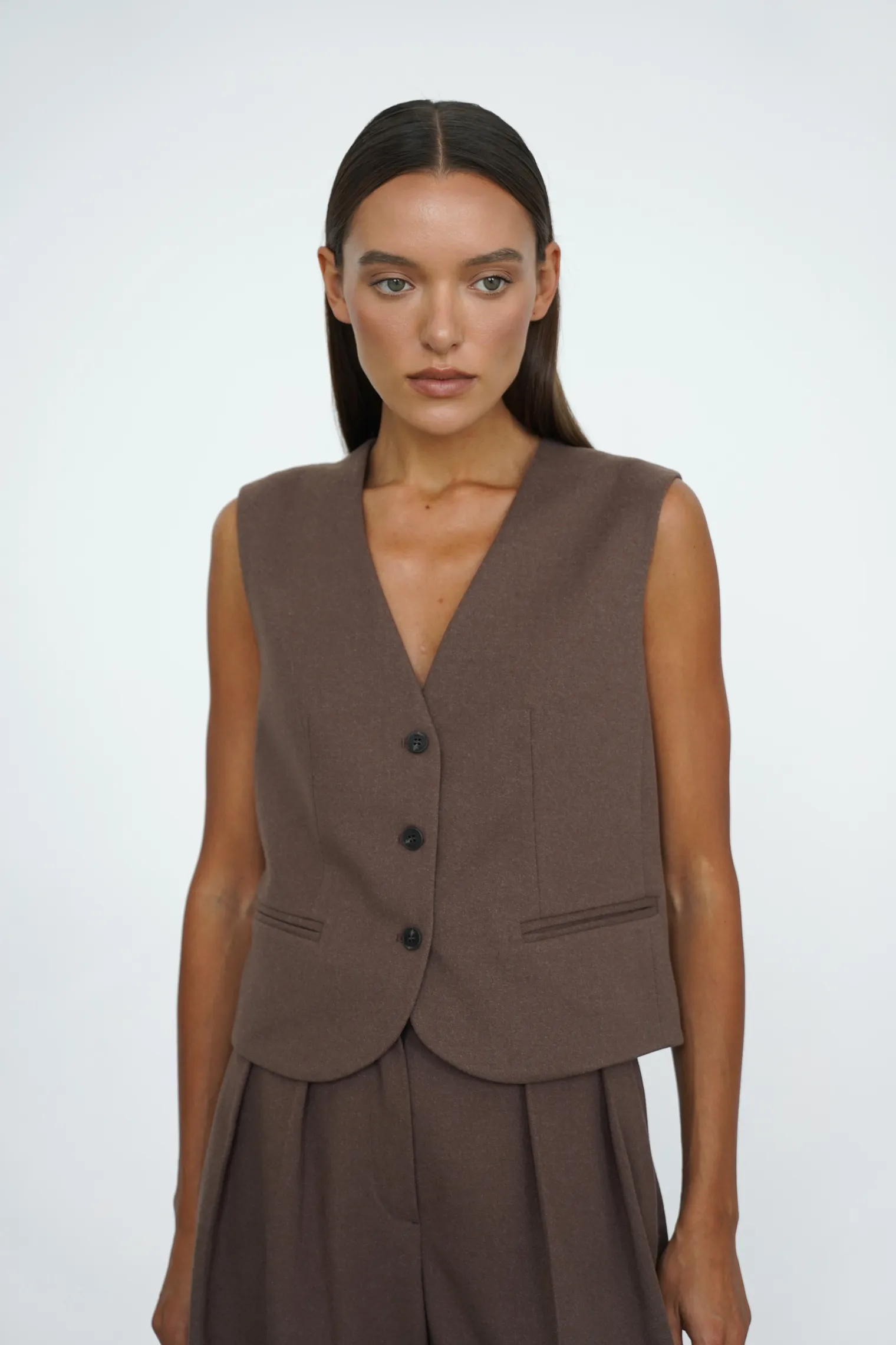 Однобортный жилет с пуговицами шоколадного цвета фото 5