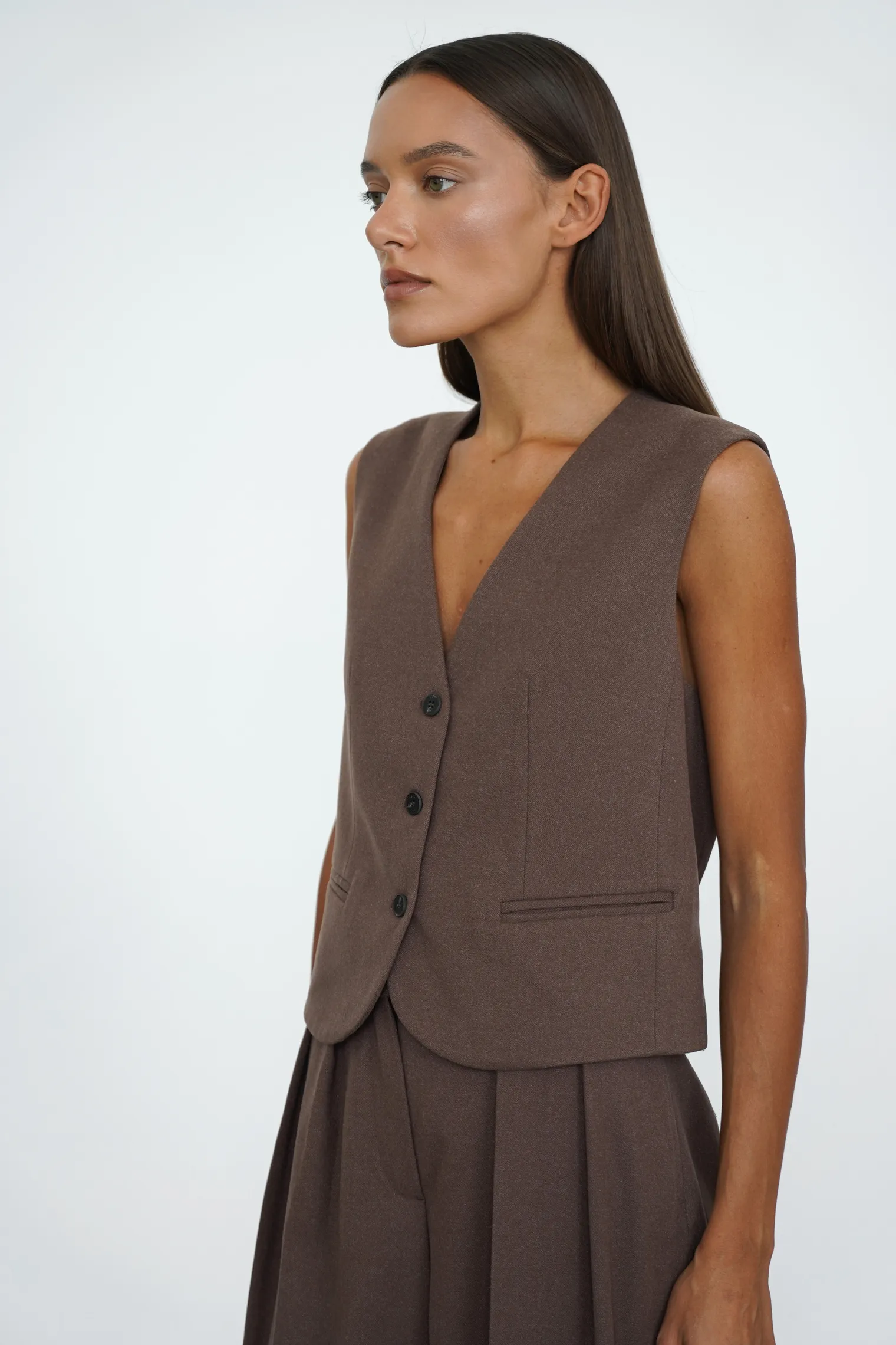 Однобортный жилет с пуговицами шоколадного цвета фото 6