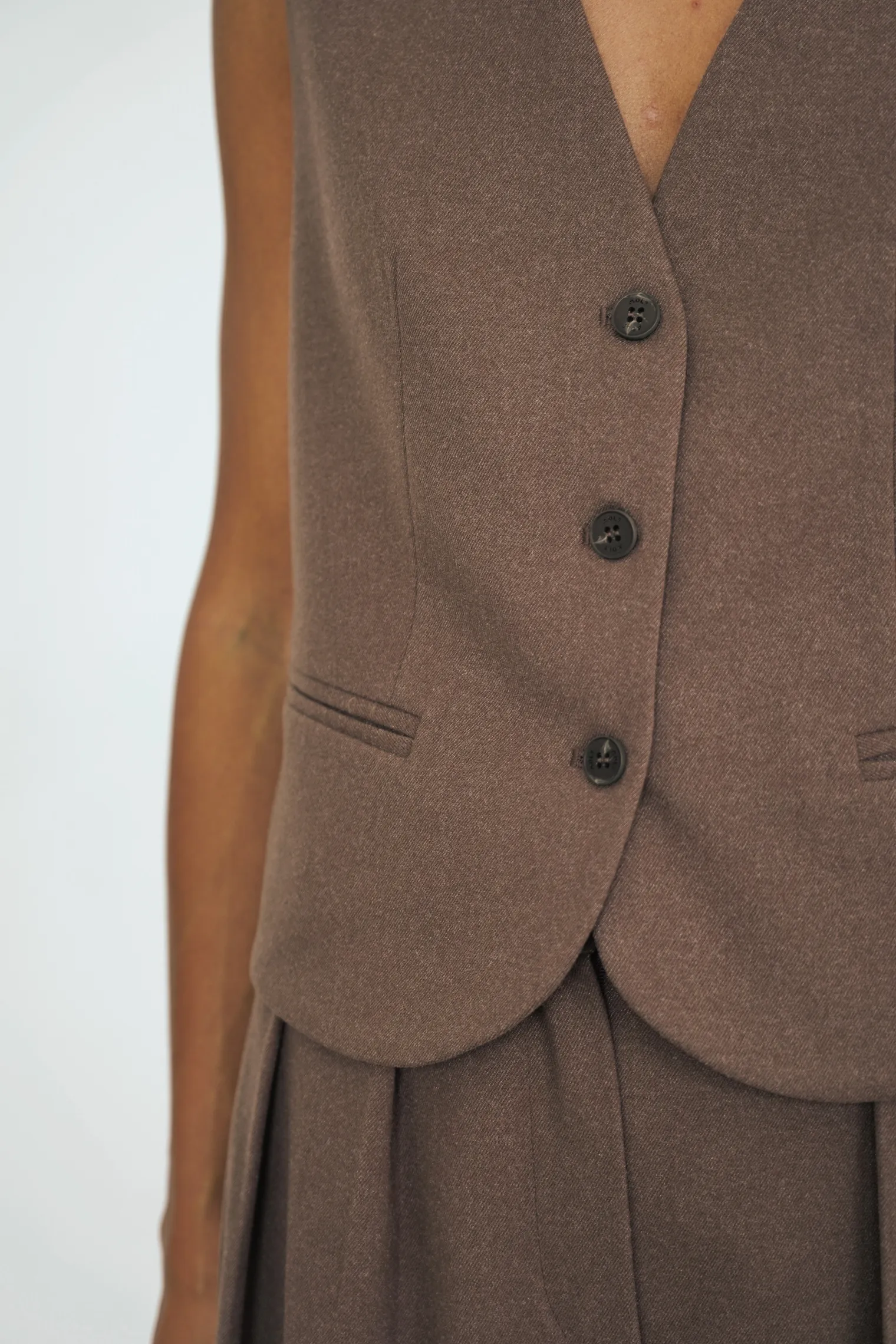Однобортный жилет с пуговицами шоколадного цвета фото 2