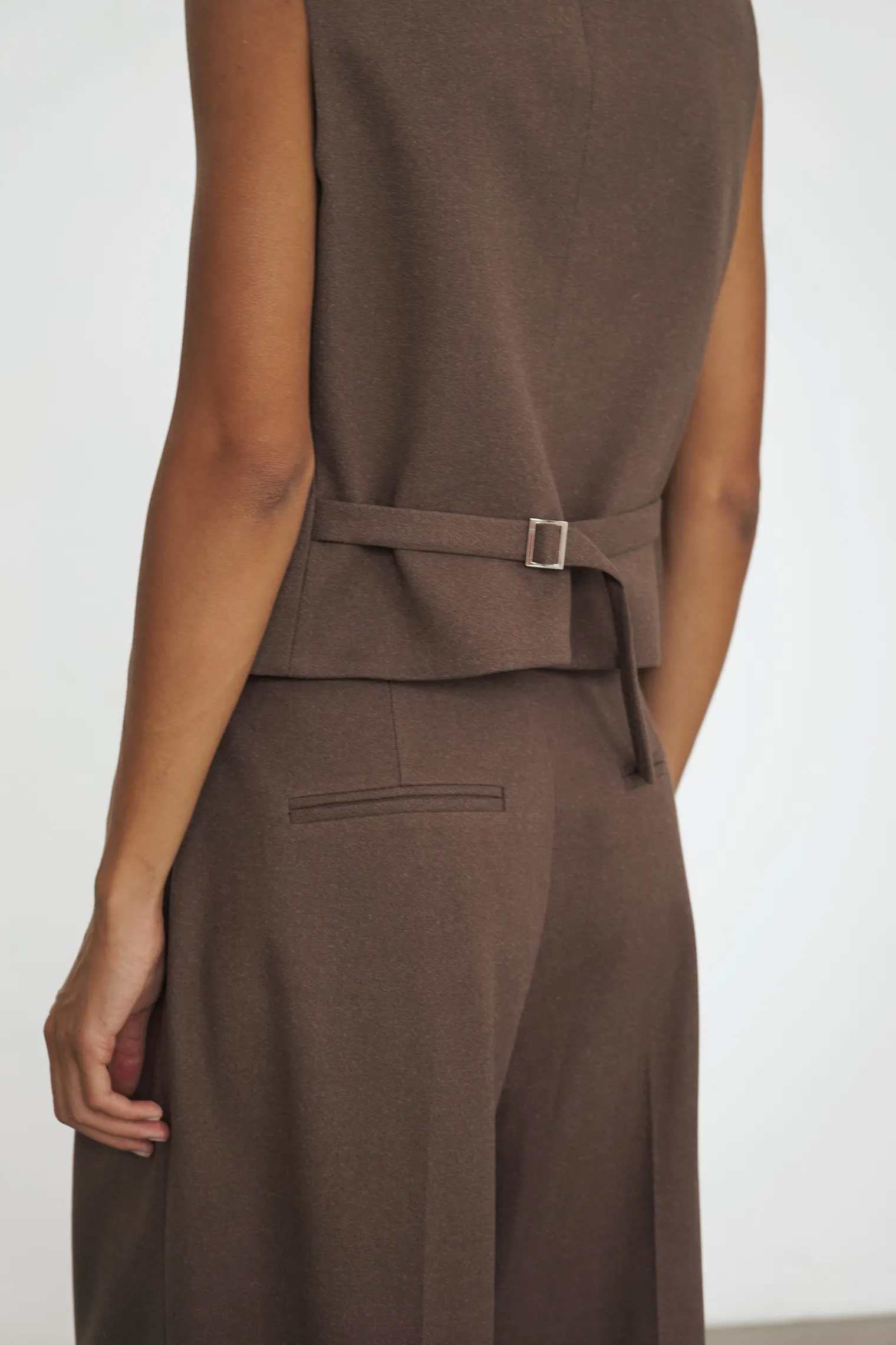 Однобортный жилет с пуговицами шоколадного цвета фото 7