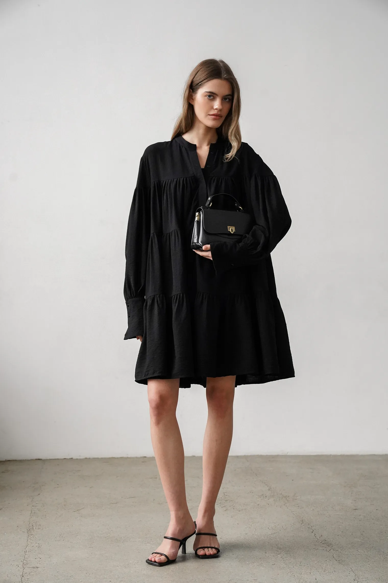 Платье свободного кроя ярусное чёрного цвета фото 1