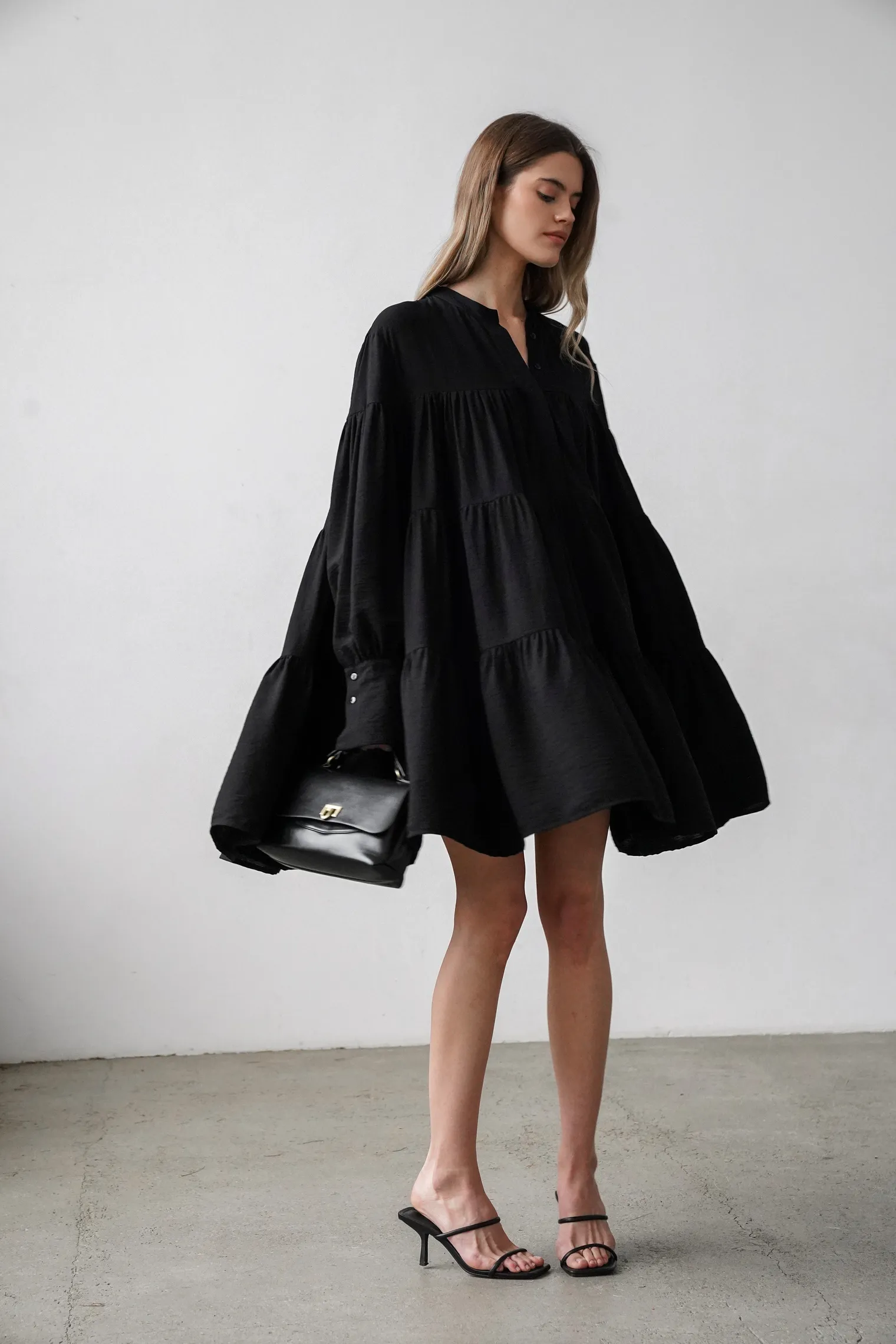 Платье свободного кроя ярусное чёрного цвета фото 3