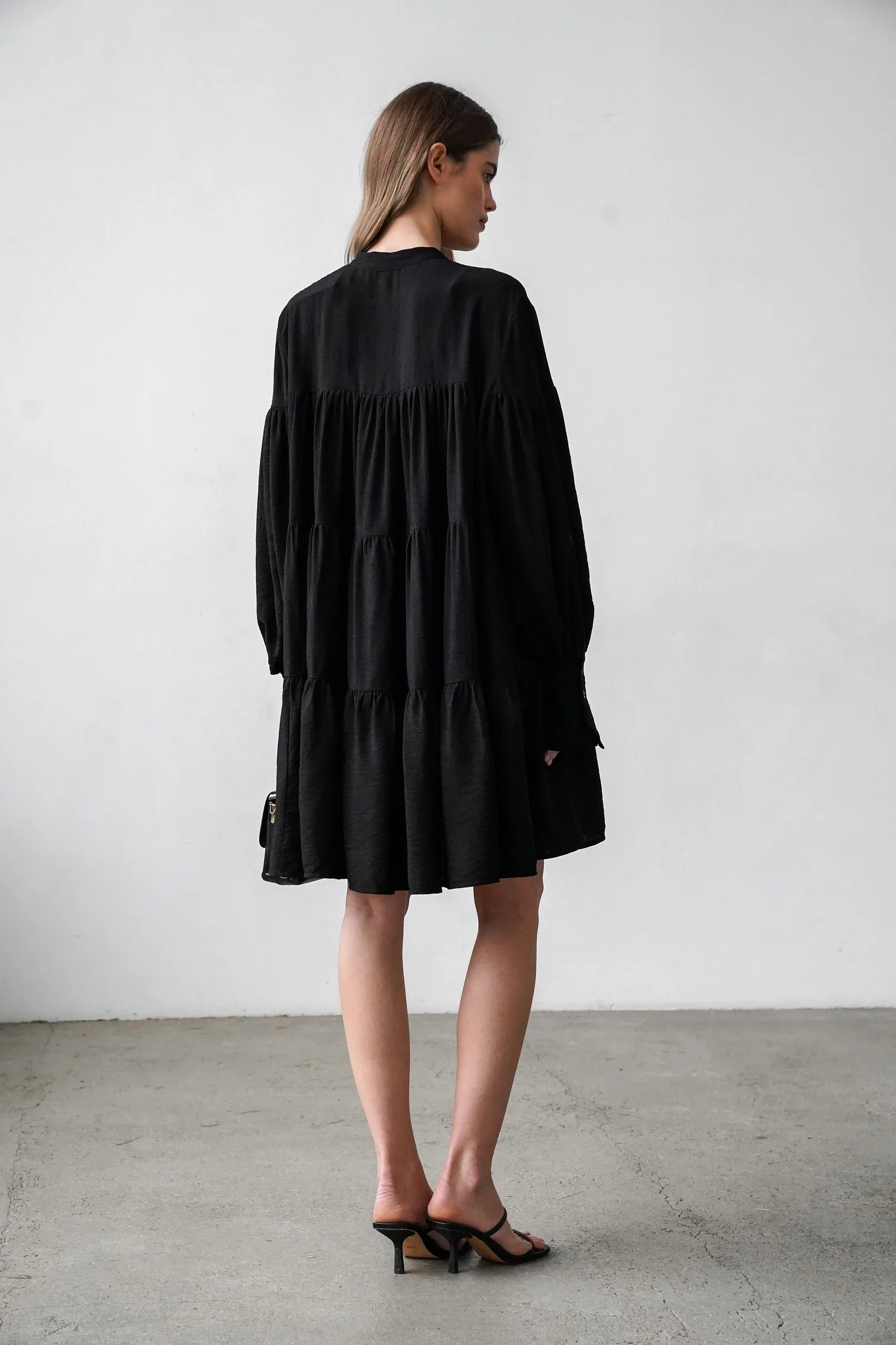 Платье свободного кроя ярусное чёрного цвета фото 4