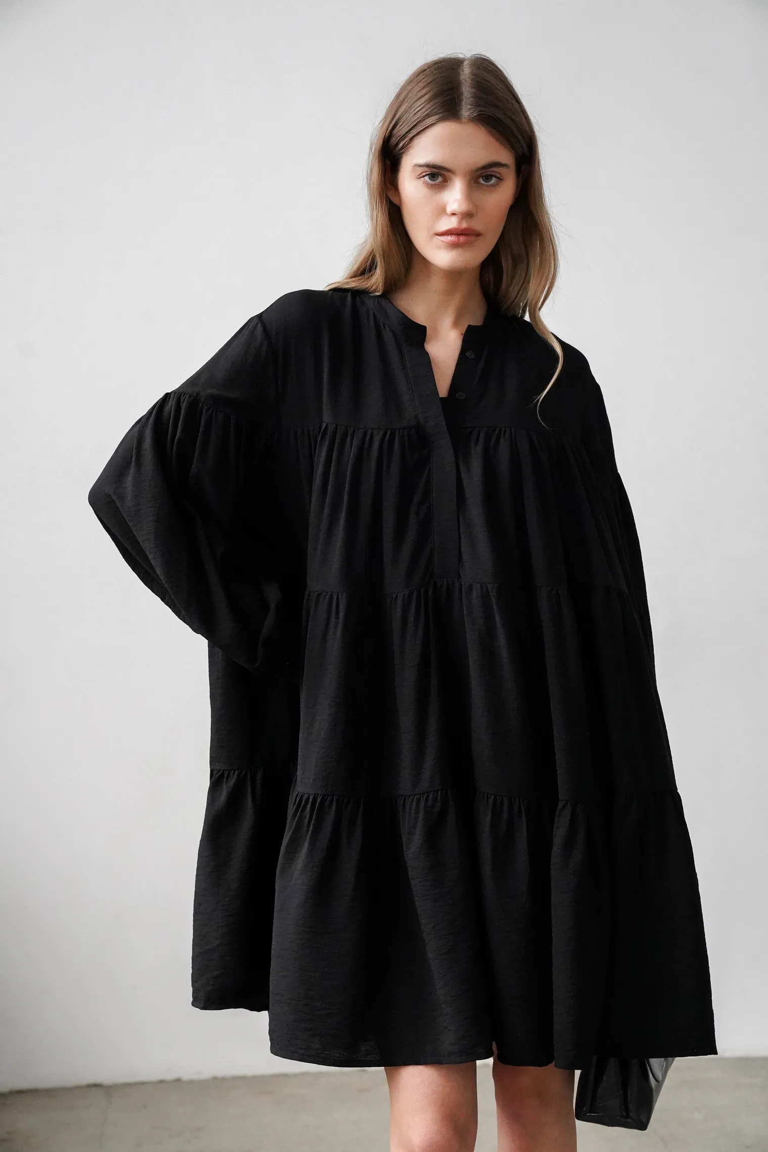 Платье свободного кроя ярусное чёрного цвета фото 5