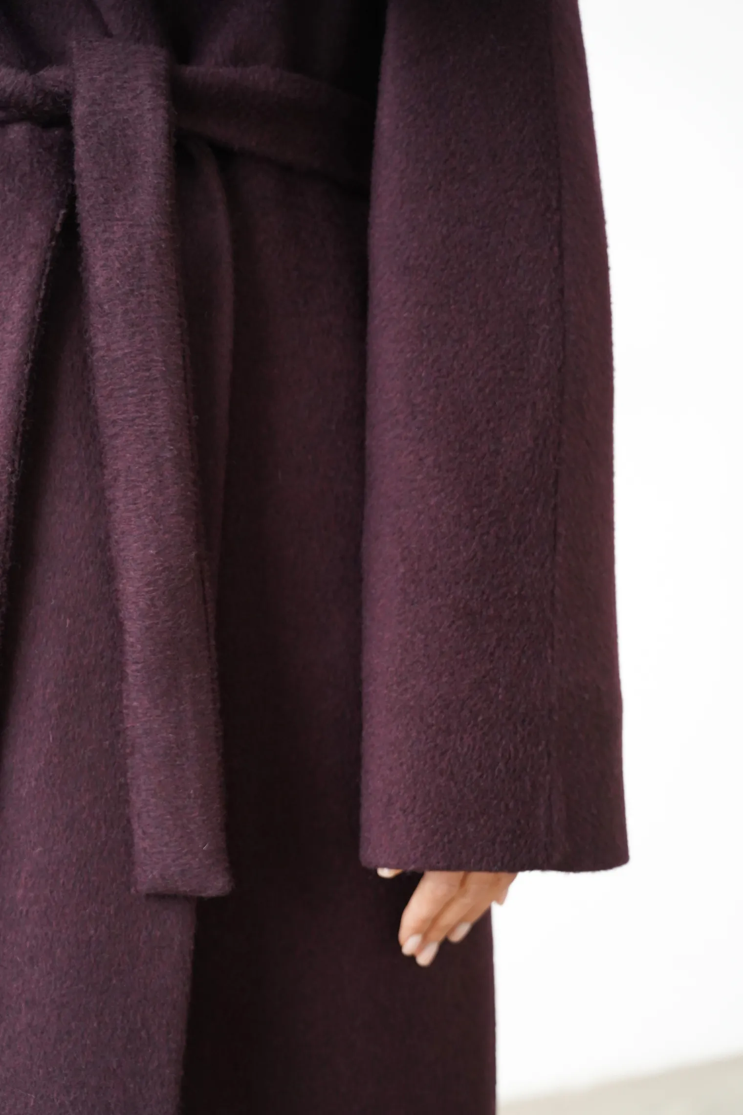 Зимнее пальто-халат свободного кроя с цельнокройным рукавом цвета тёмный шоколад фото 8