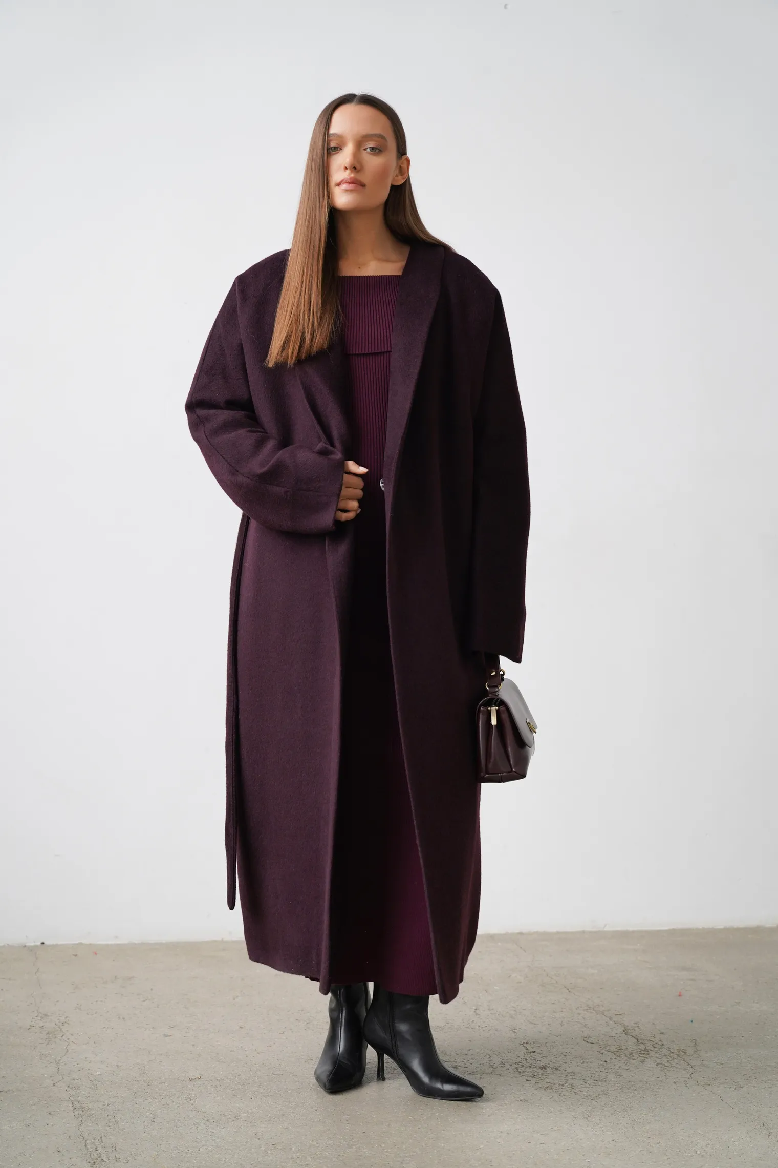 Зимнее пальто-халат свободного кроя с цельнокройным рукавом цвета тёмный шоколад фото 1