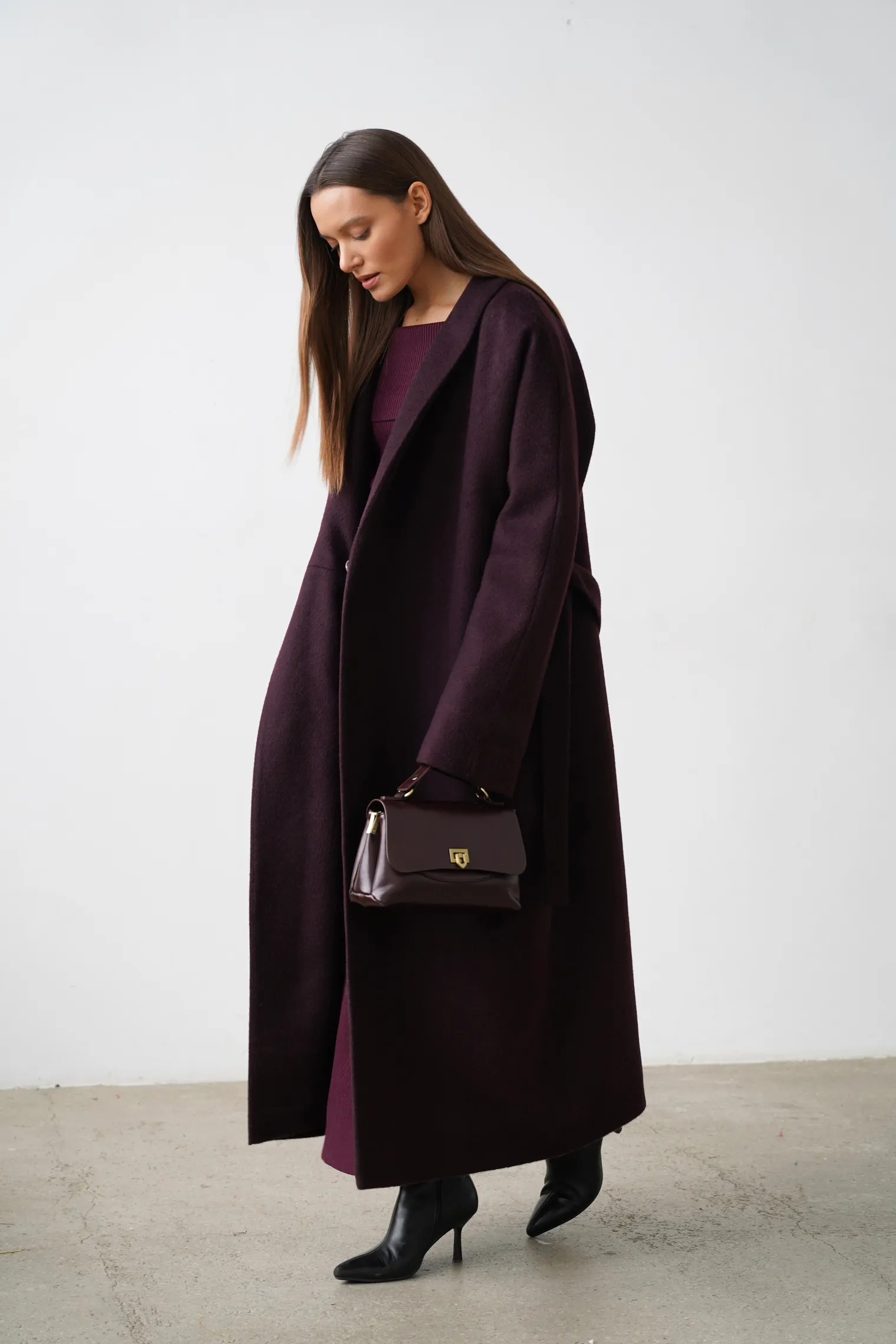 Зимнее пальто-халат свободного кроя с цельнокройным рукавом цвета тёмный шоколад фото 5