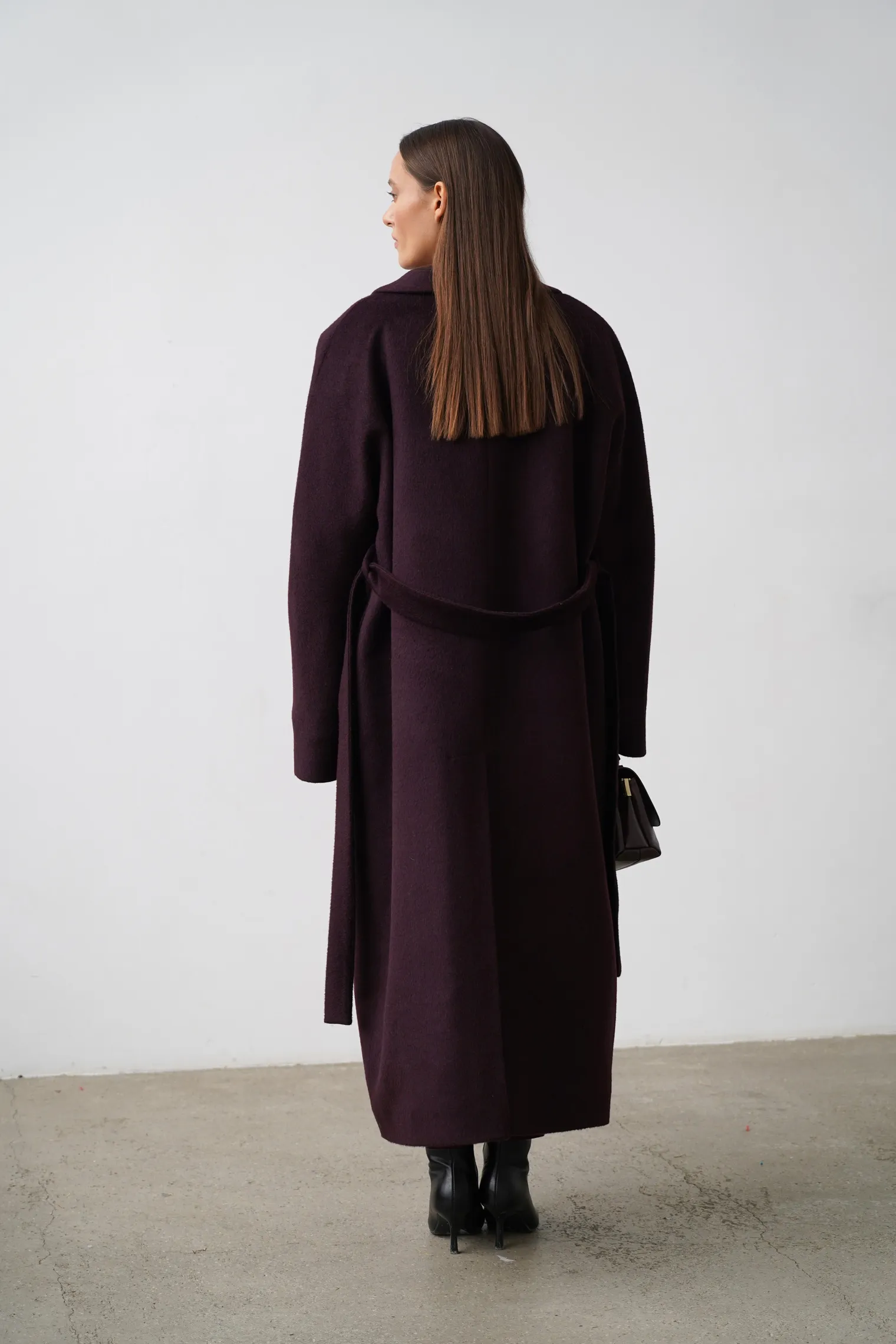 Зимнее пальто-халат свободного кроя с цельнокройным рукавом цвета тёмный шоколад фото 4