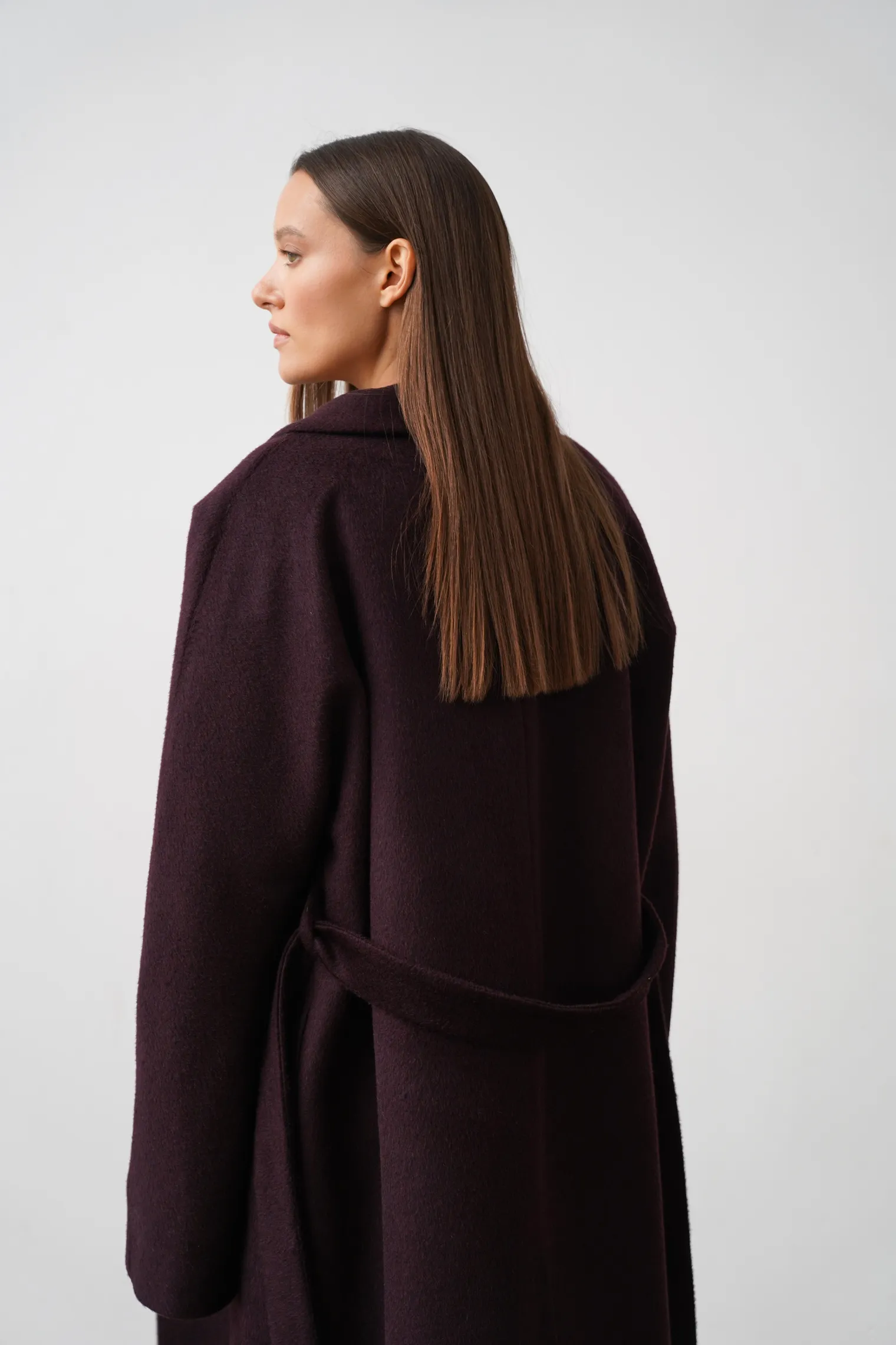 Зимнее пальто-халат свободного кроя с цельнокройным рукавом цвета тёмный шоколад фото 6