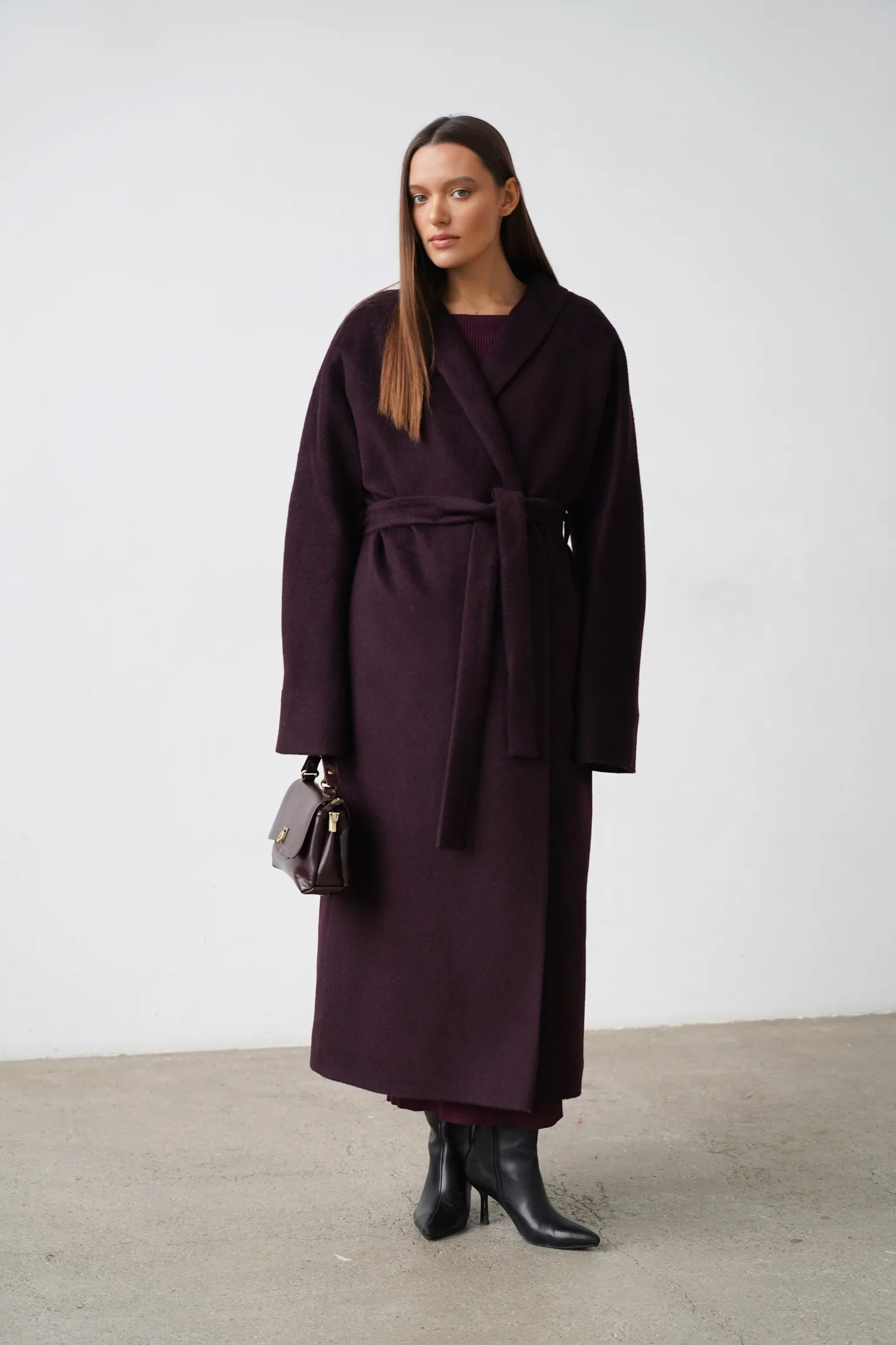 Зимнее пальто-халат свободного кроя с цельнокройным рукавом цвета тёмный шоколад фото 3