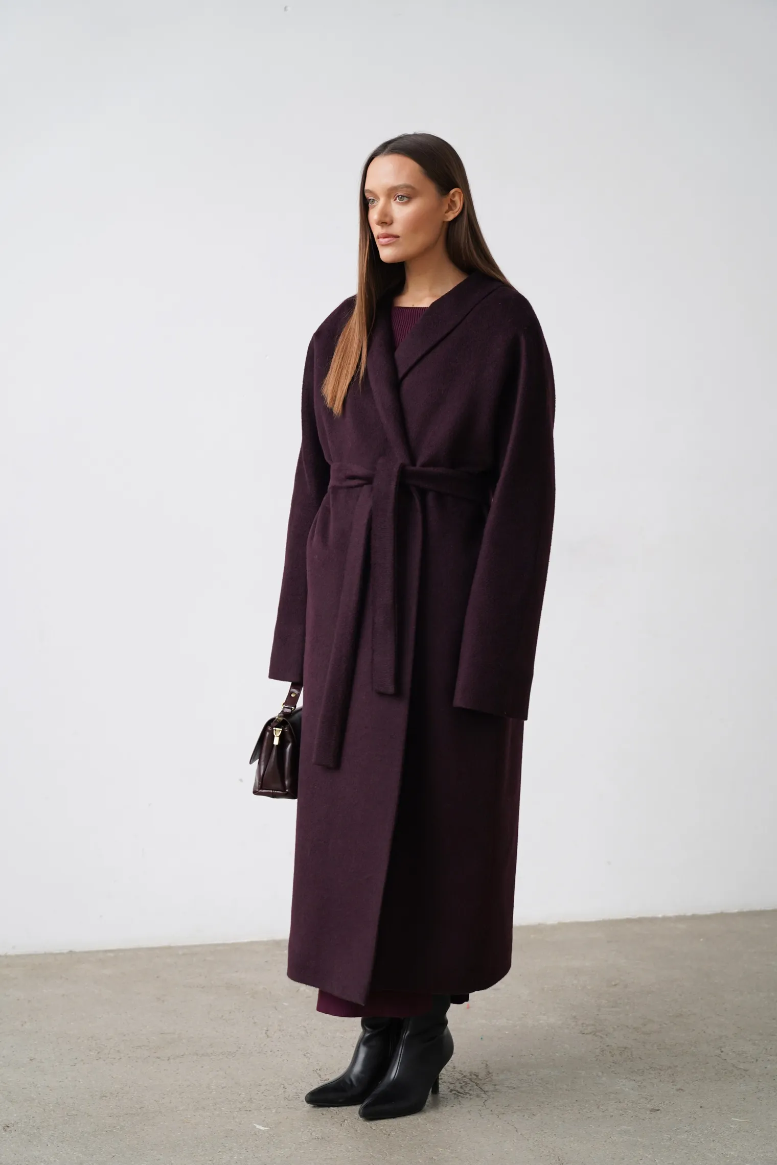 Зимнее пальто-халат свободного кроя с цельнокройным рукавом цвета тёмный шоколад фото 7