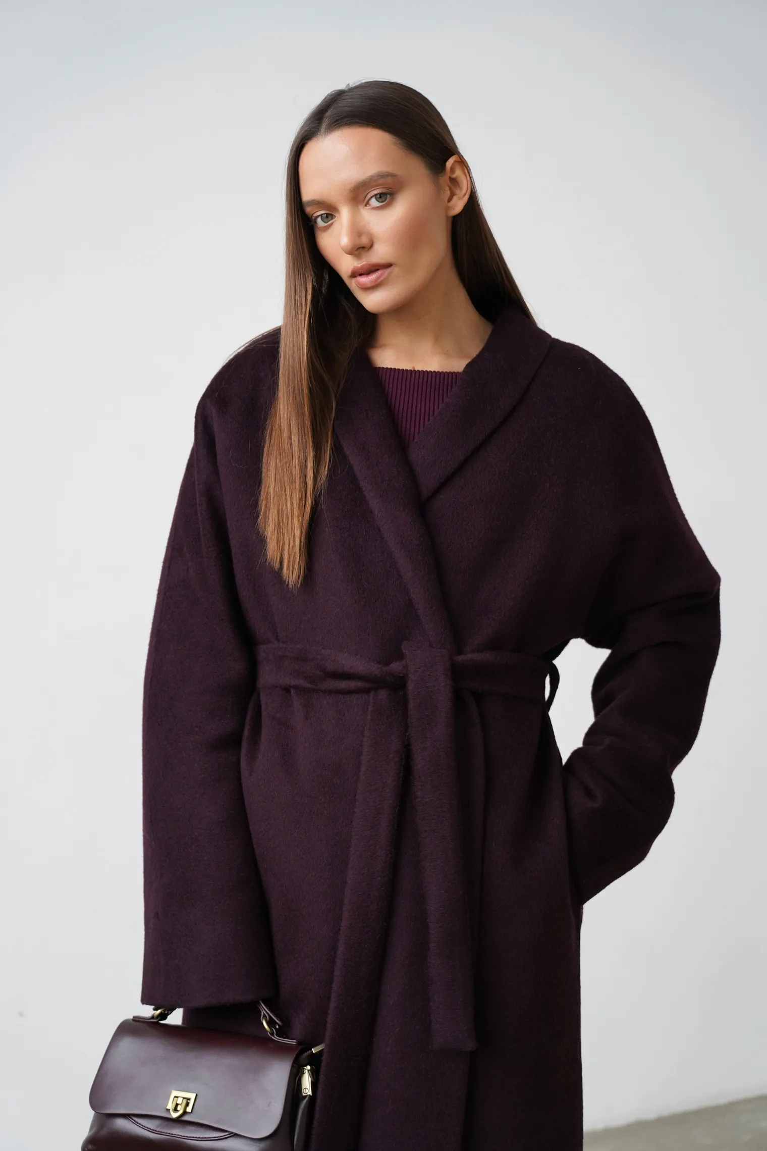 Зимнее пальто-халат свободного кроя с цельнокройным рукавом цвета тёмный шоколад фото 8