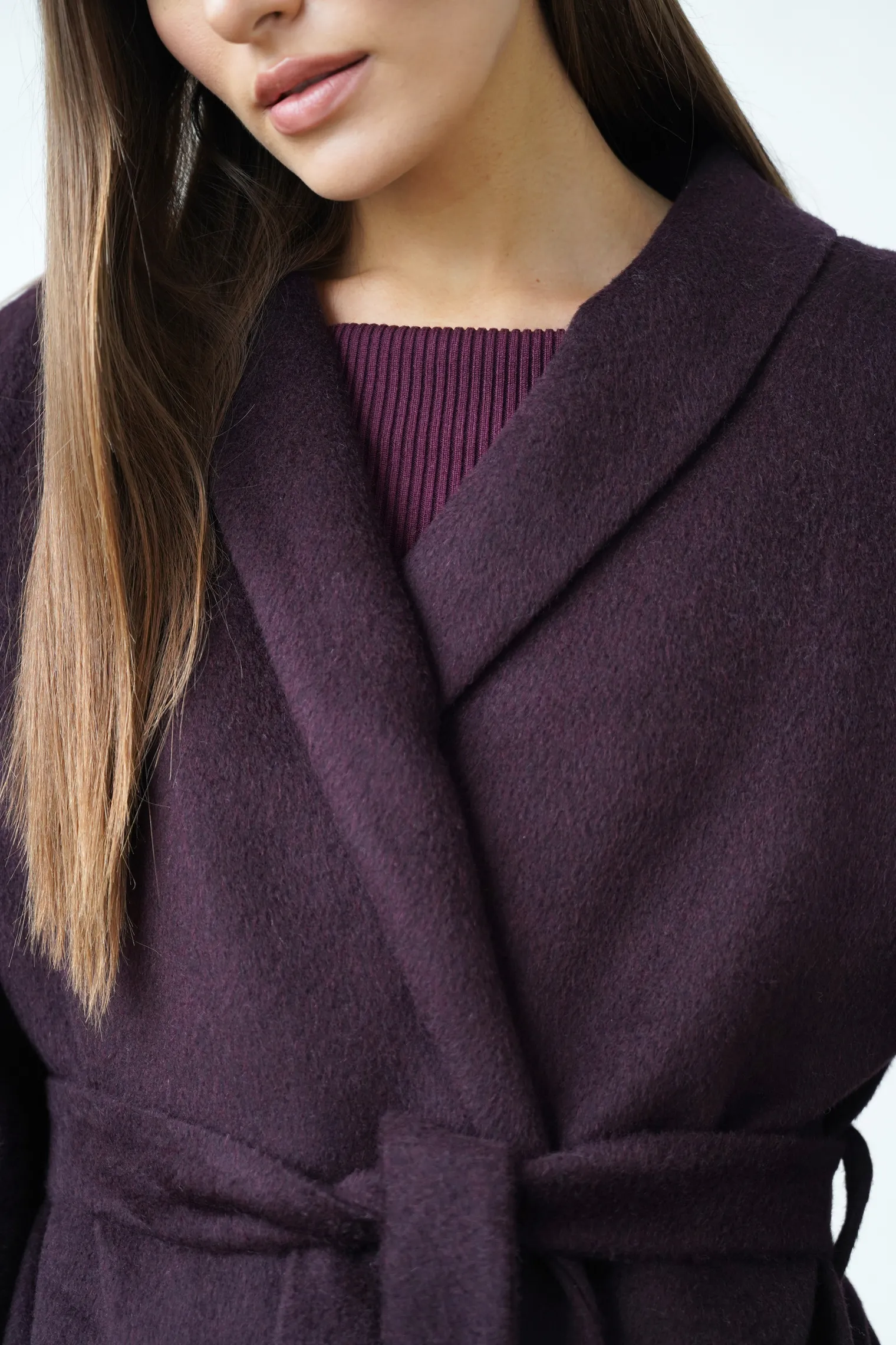 Зимнее пальто-халат свободного кроя с цельнокройным рукавом цвета тёмный шоколад фото 2