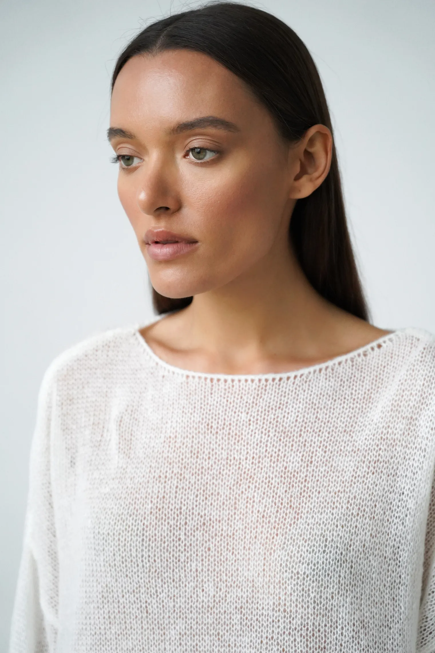 Джемпер мелкой вязки с низким воротником цвета тофу фото 2