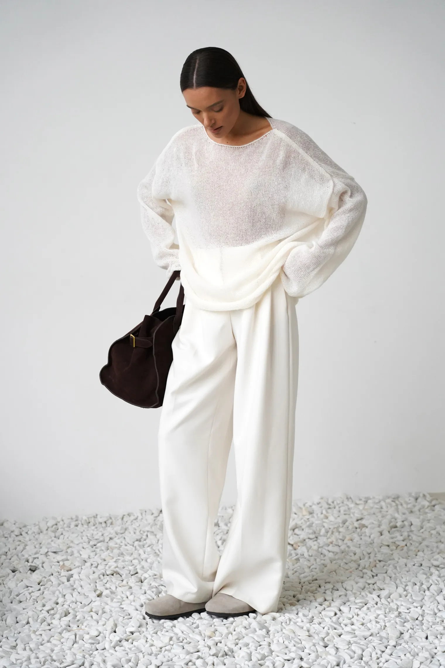 Джемпер мелкой вязки с низким воротником цвета тофу фото 3