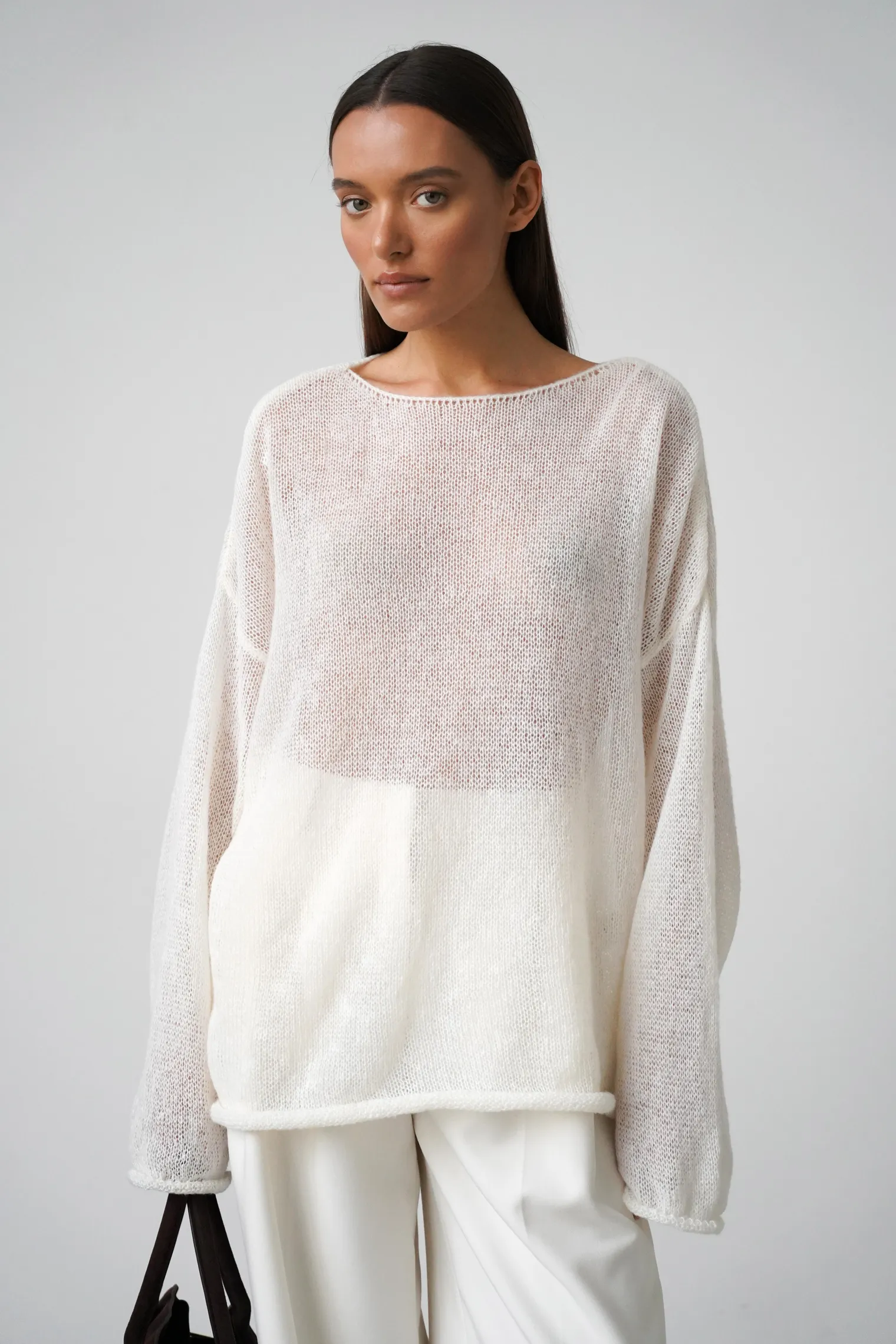 Джемпер мелкой вязки с низким воротником цвета тофу фото 6