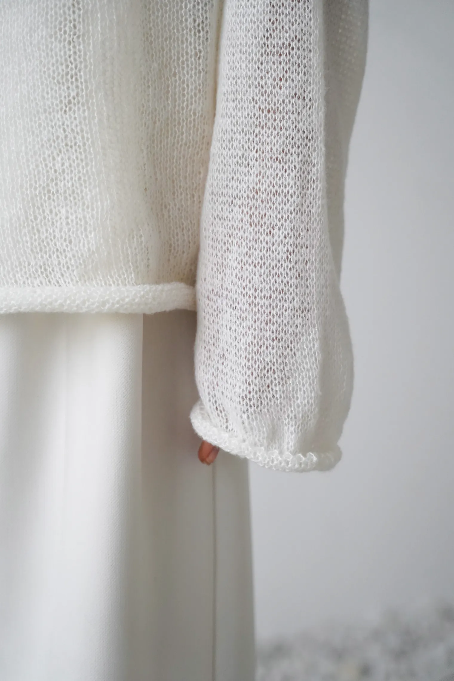 Джемпер мелкой вязки с низким воротником цвета тофу фото 5