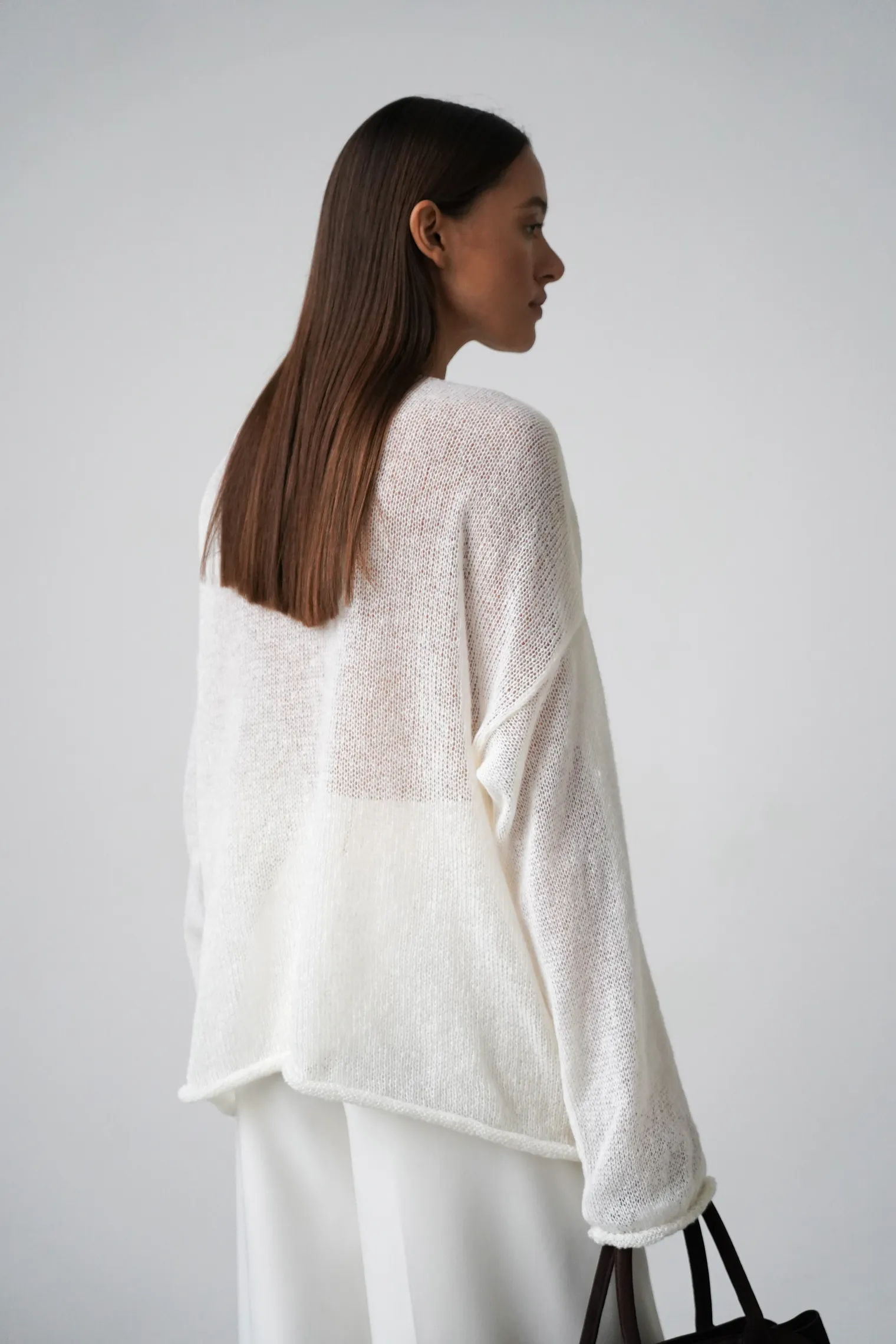 Джемпер мелкой вязки с низким воротником цвета тофу фото 4