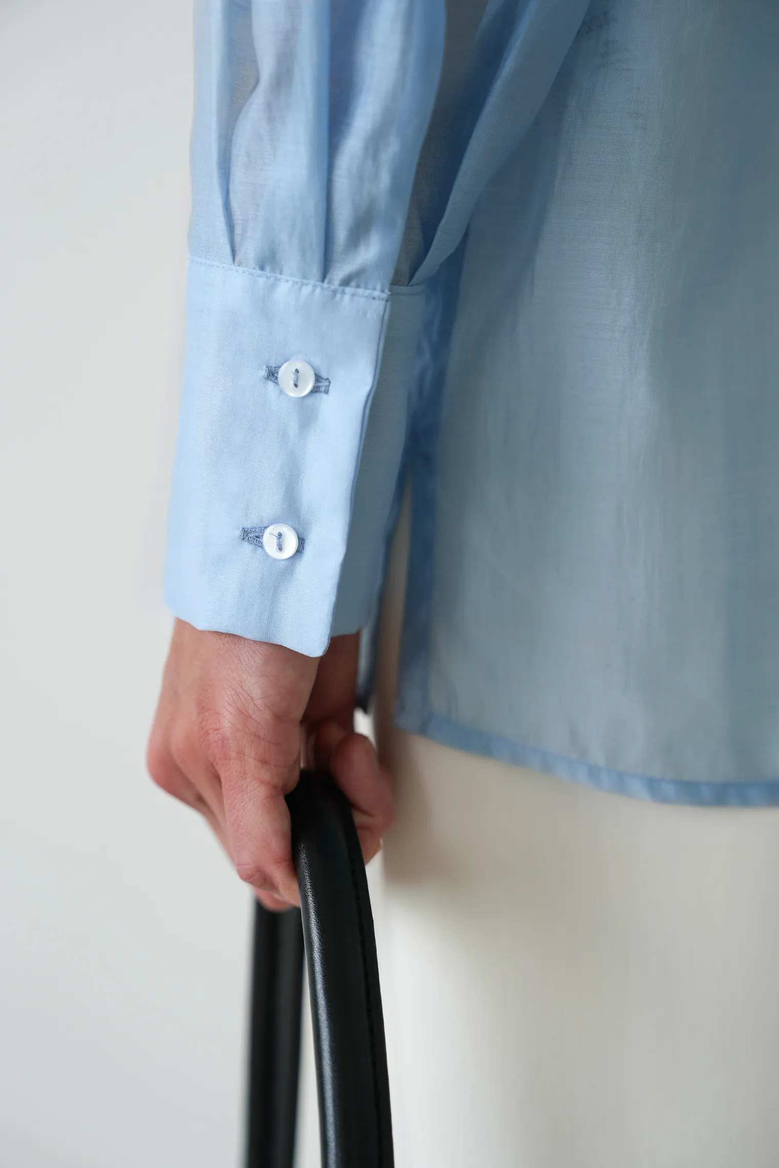 Рубашка из прозрачной ткани небесно-голубого цвета фото 6