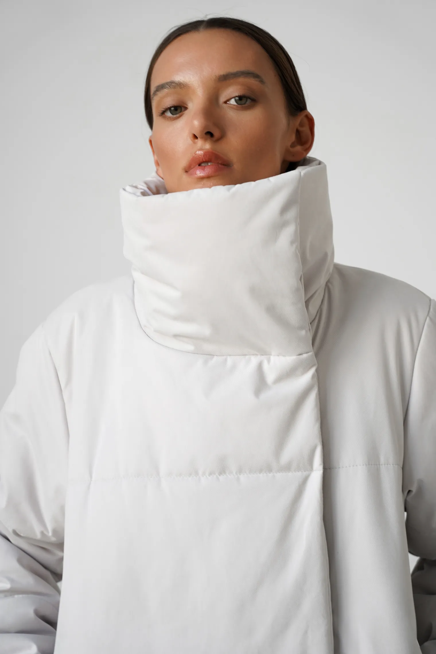 Пальто утепленное пепельного цвета фото 2