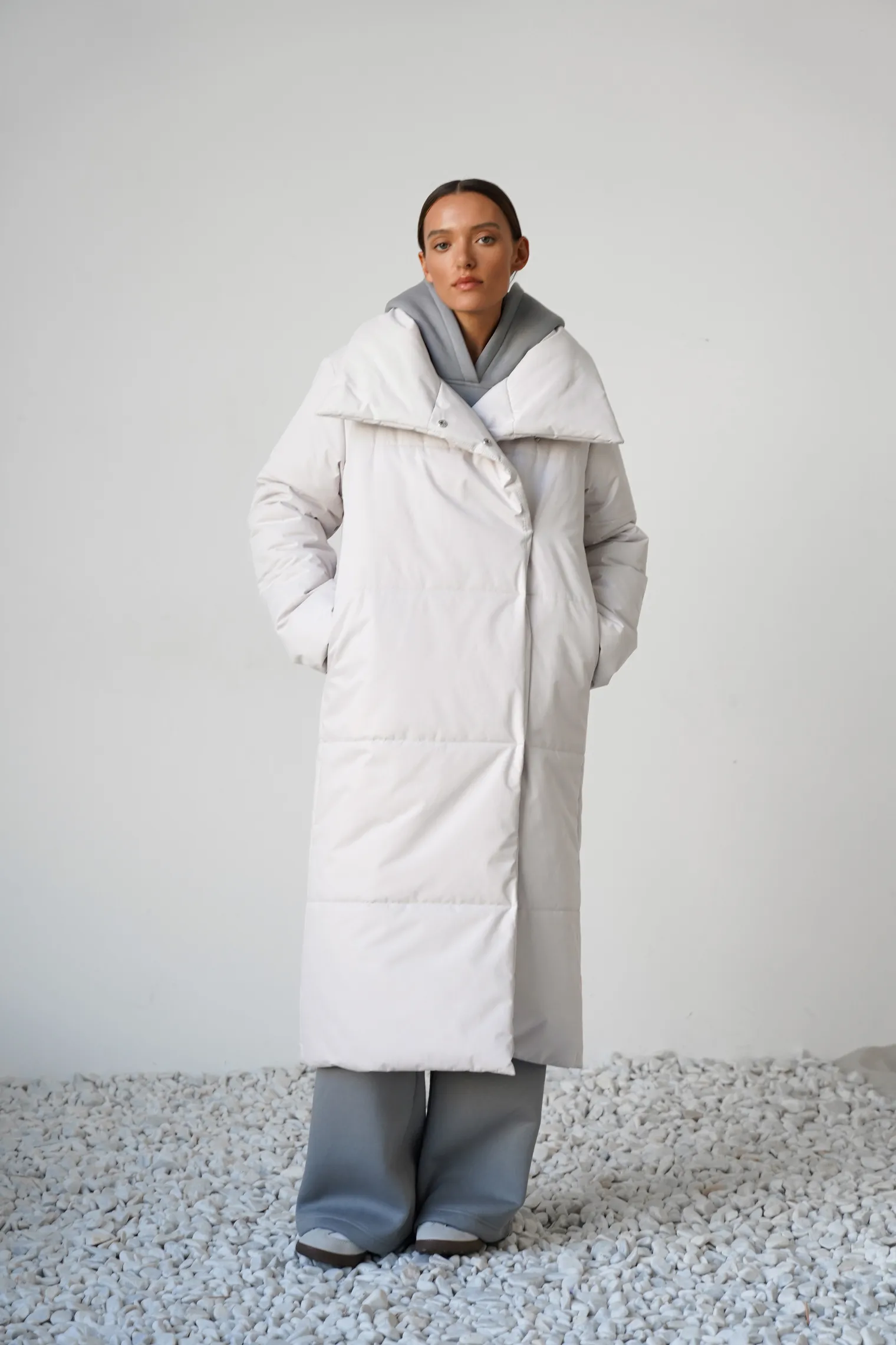 Пальто утепленное пепельного цвета фото 6