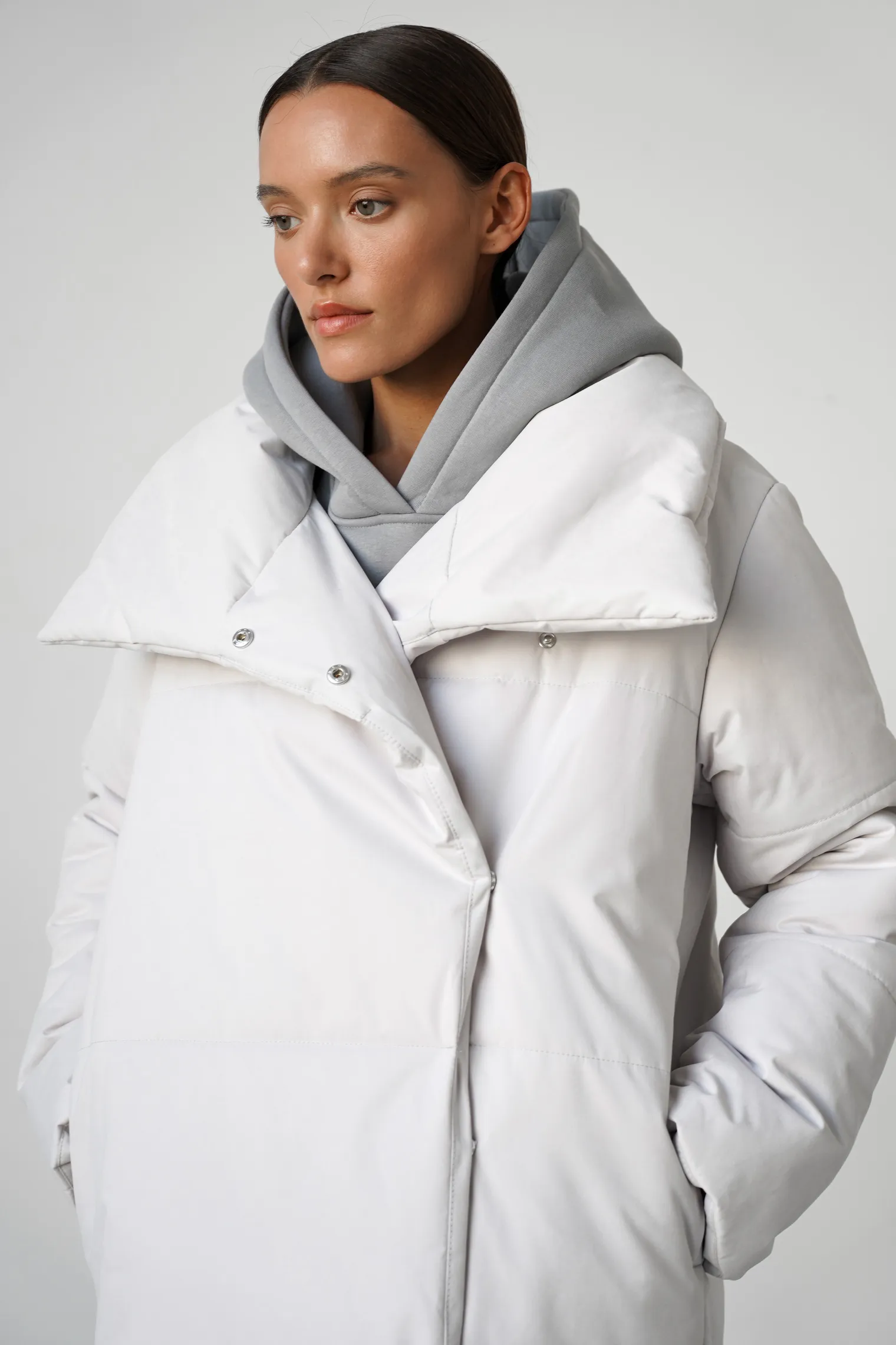 Пальто утепленное пепельного цвета фото 5