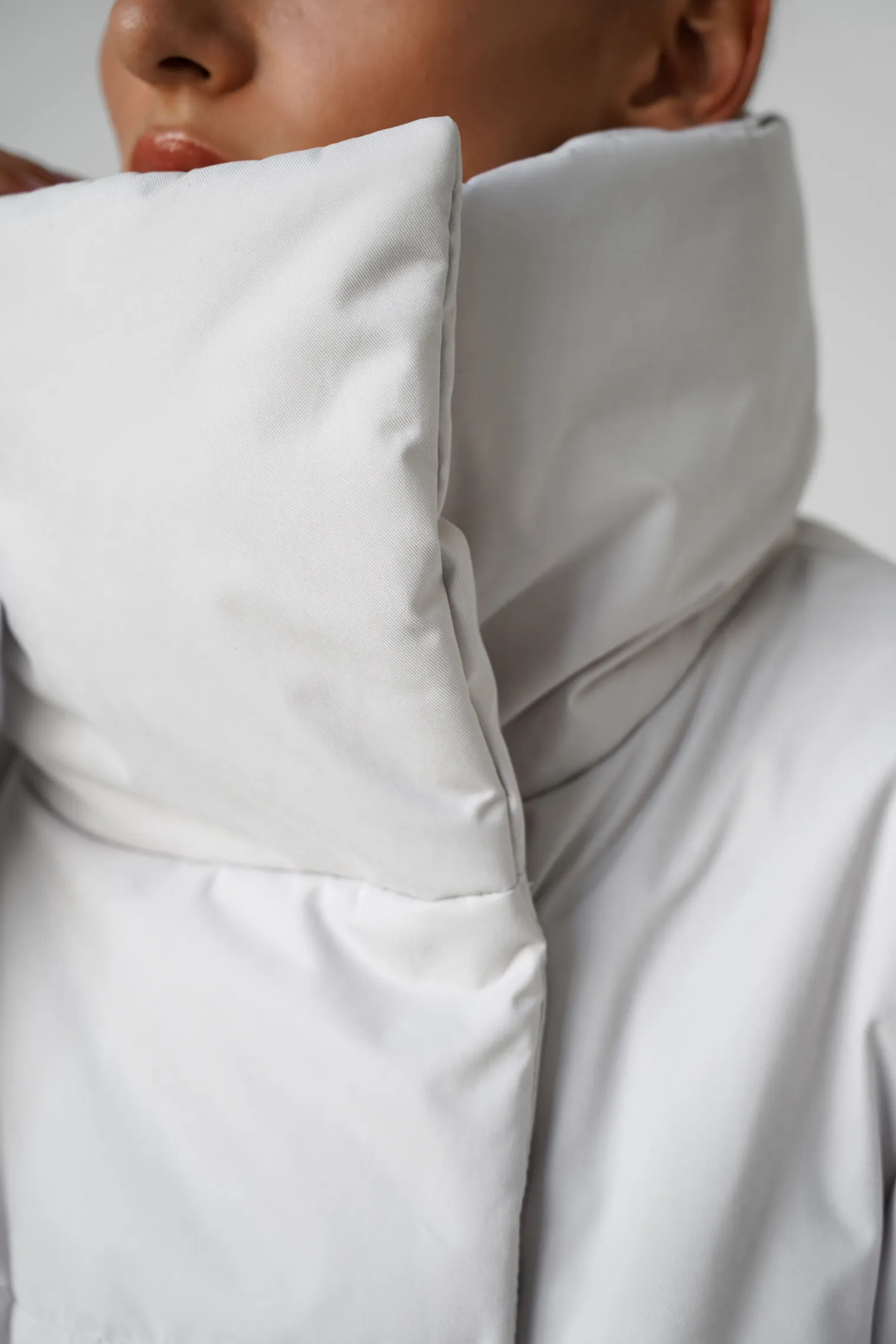 Пальто утепленное пепельного цвета фото 7