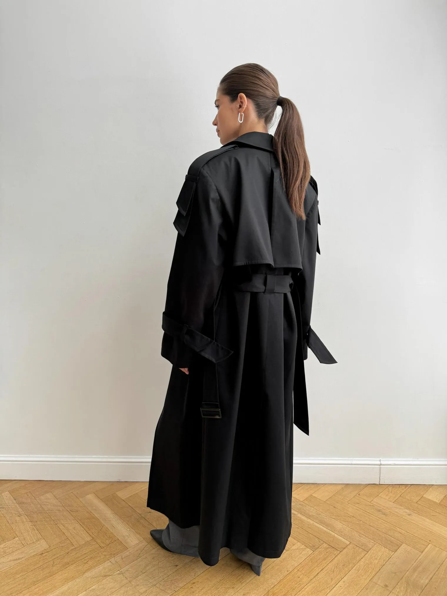 Тренч двубортный с поясом чёрного цвета фото 5