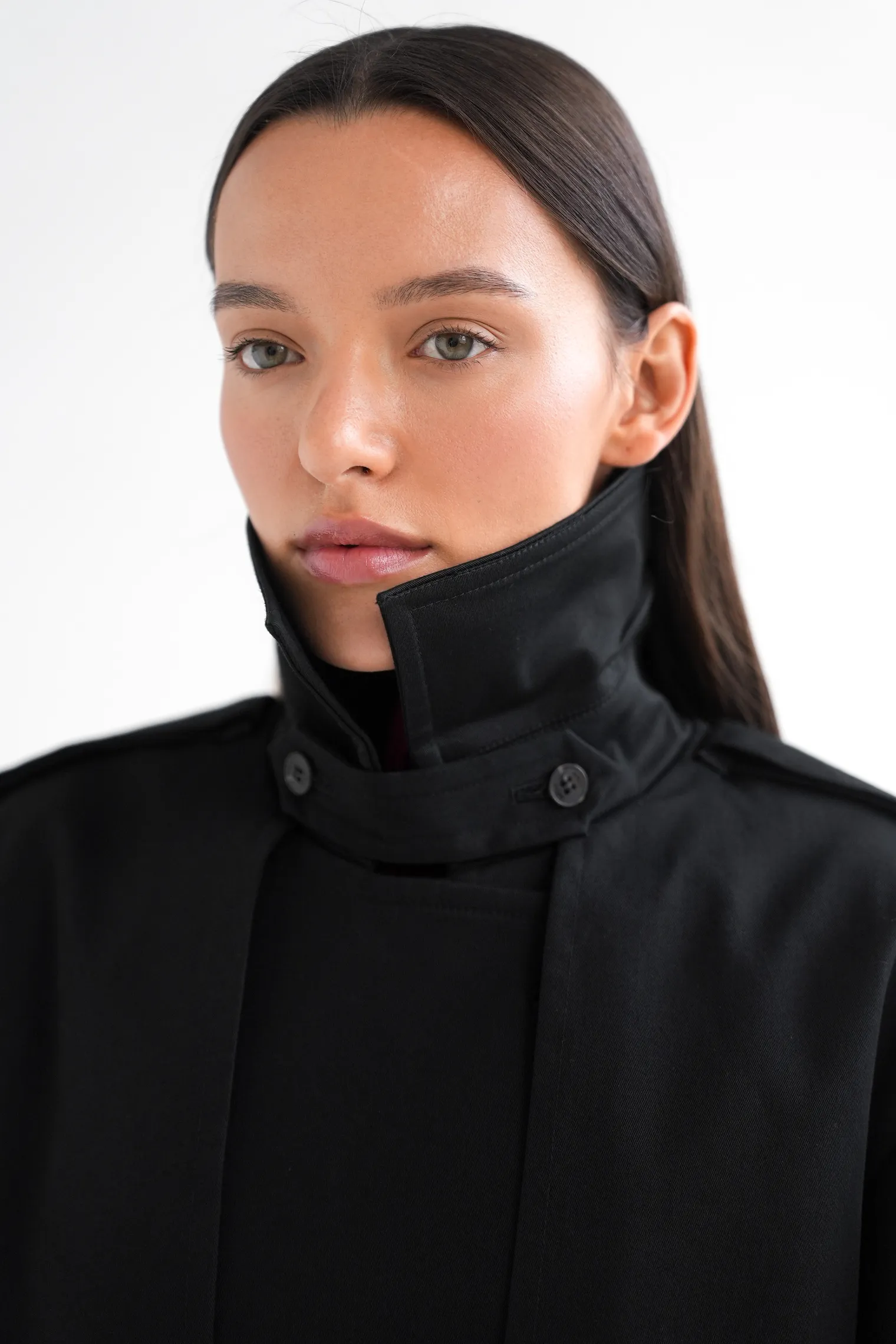 Тренч двубортный с поясом чёрного цвета фото 10