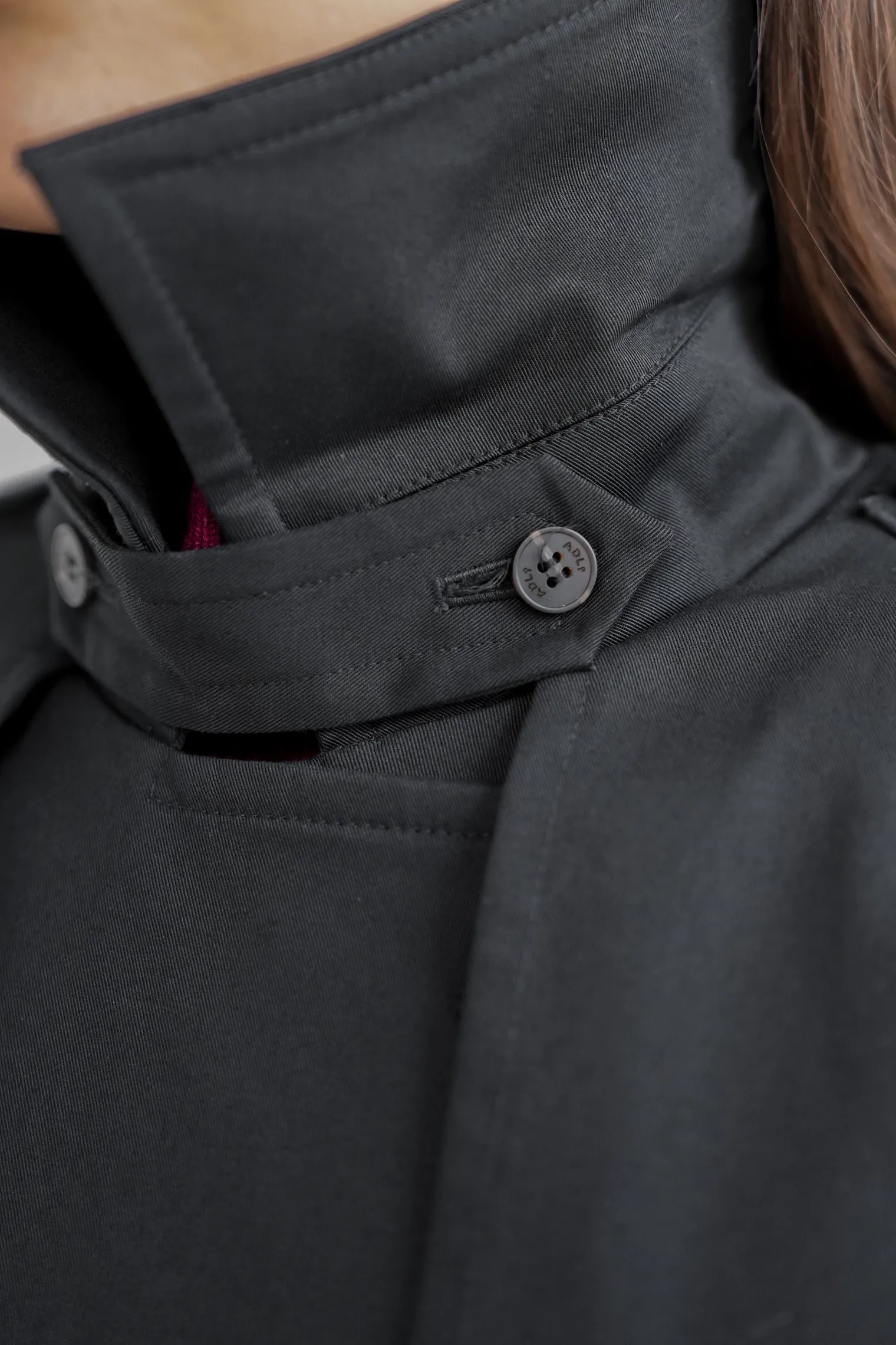 Тренч двубортный с поясом чёрного цвета фото 12