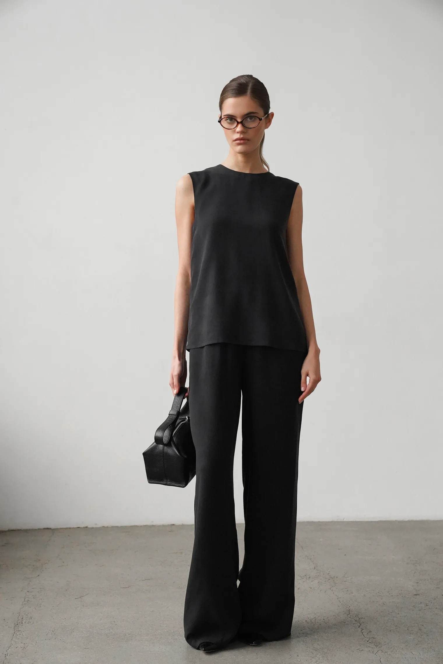 Брюки прямого кроя с карманами чёрного цвета фото 1