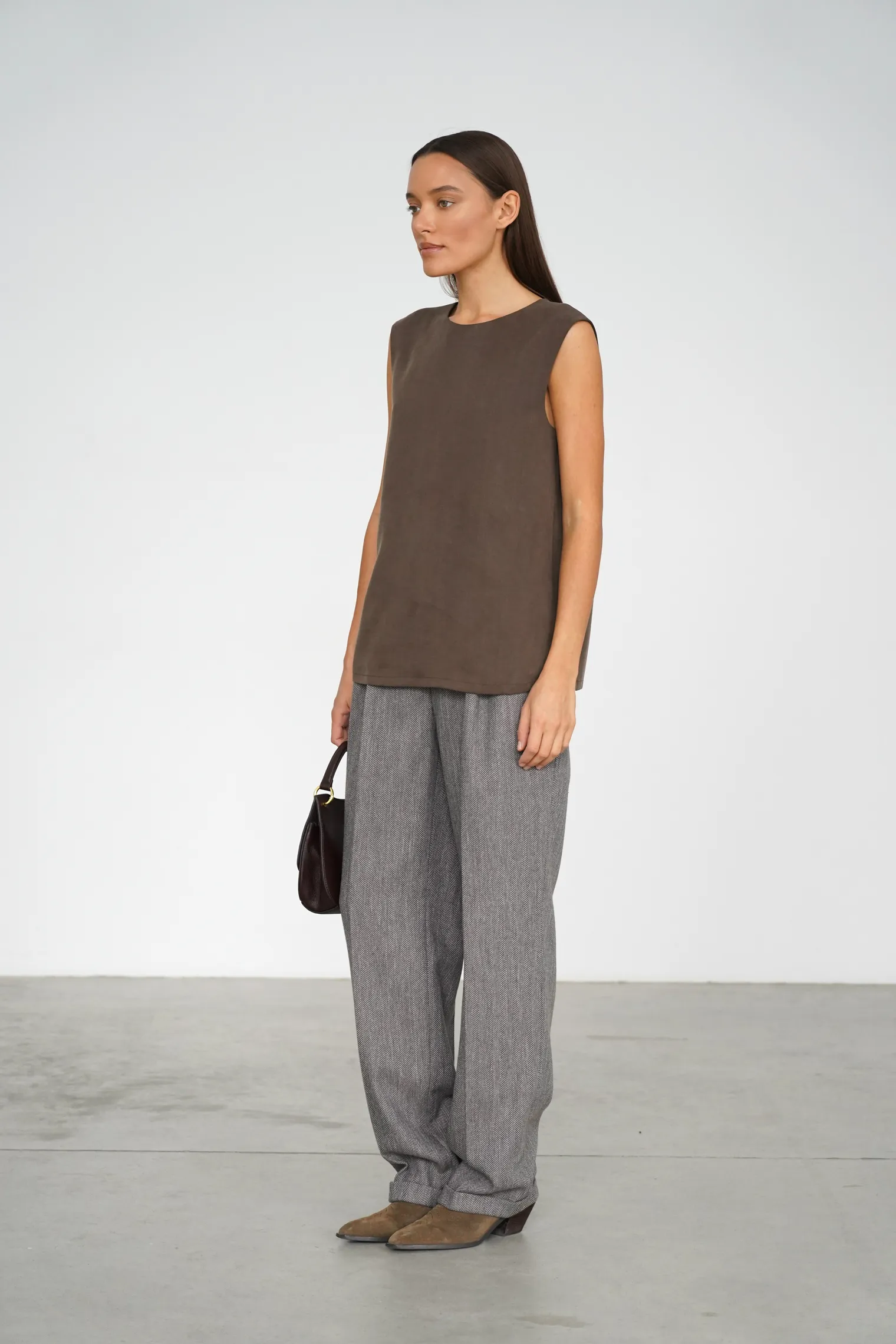 Топ из струящейся ткани цвета горький шоколад фото 6