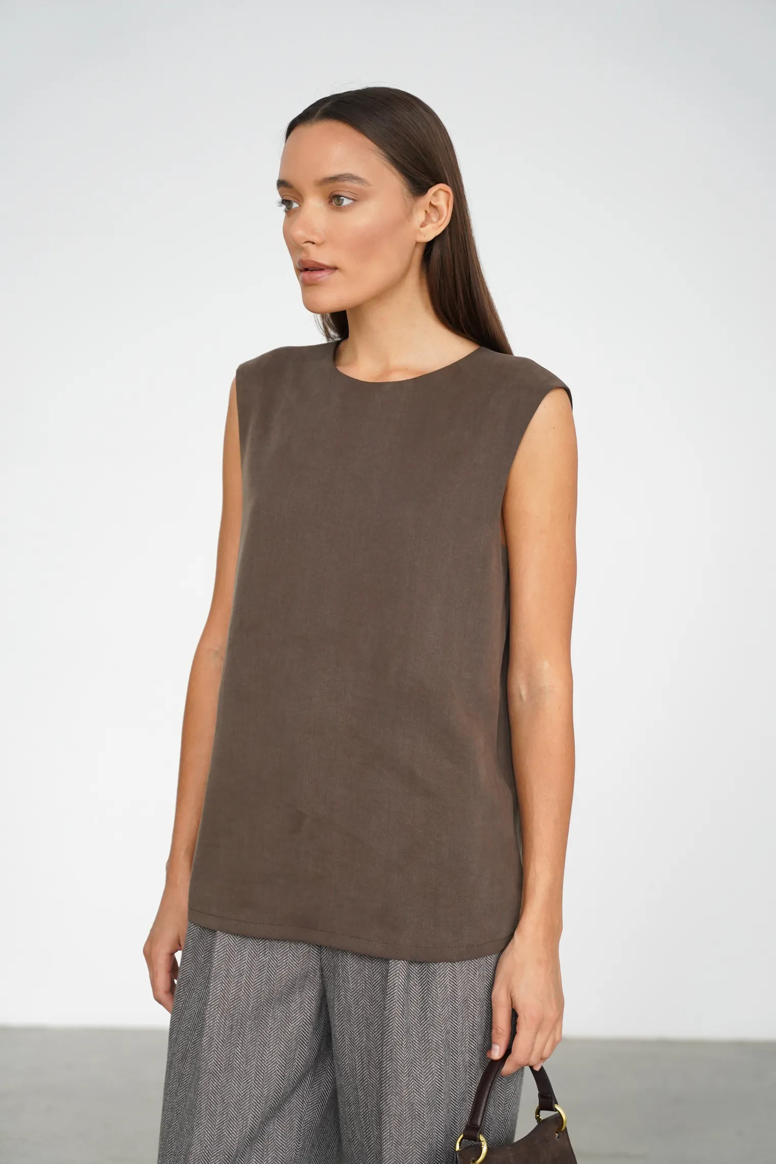 Топ из струящейся ткани цвета горький шоколад фото 5