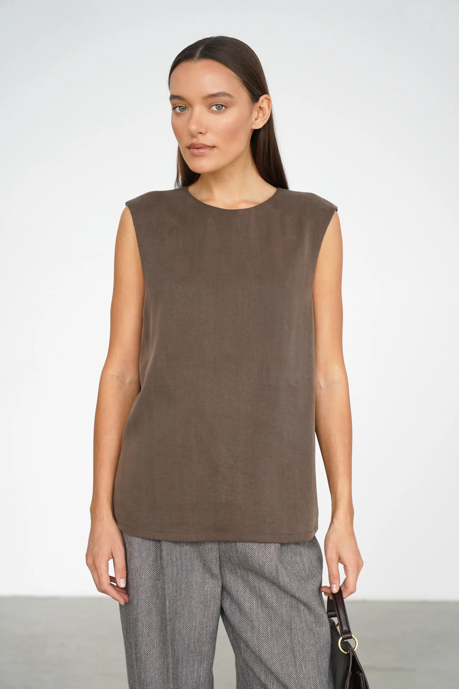 Топ из струящейся ткани цвета горький шоколад фото 1