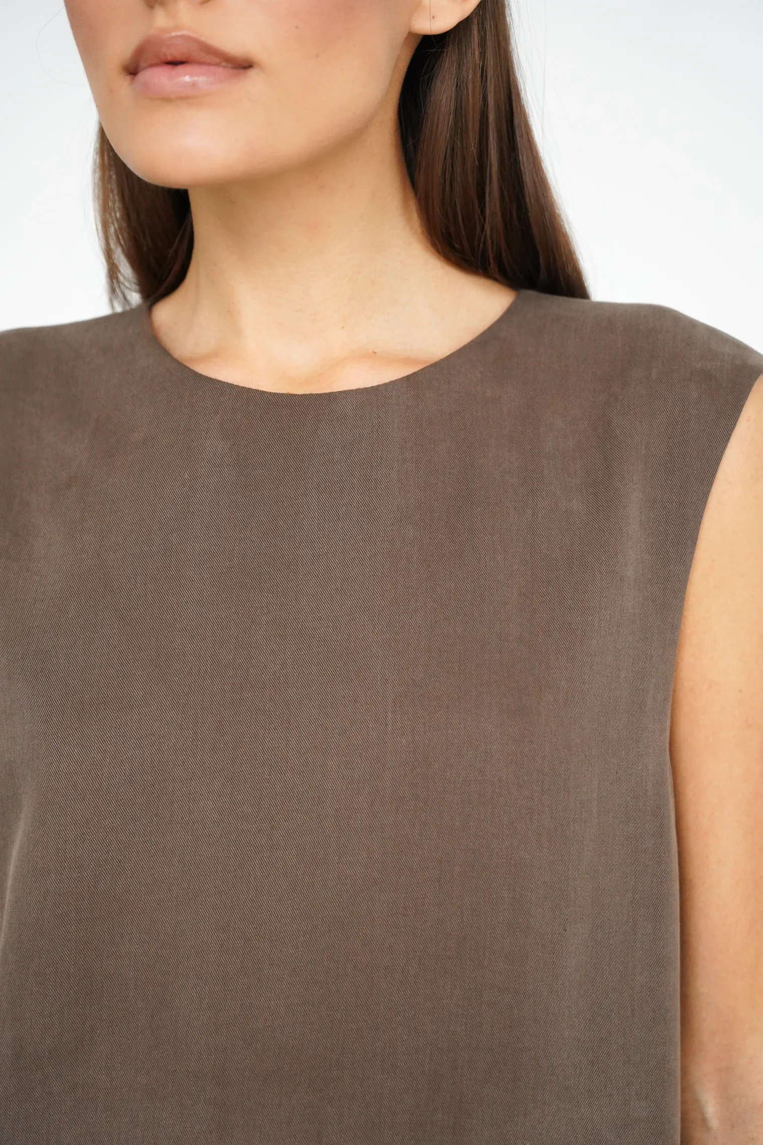 Топ из струящейся ткани цвета горький шоколад фото 2