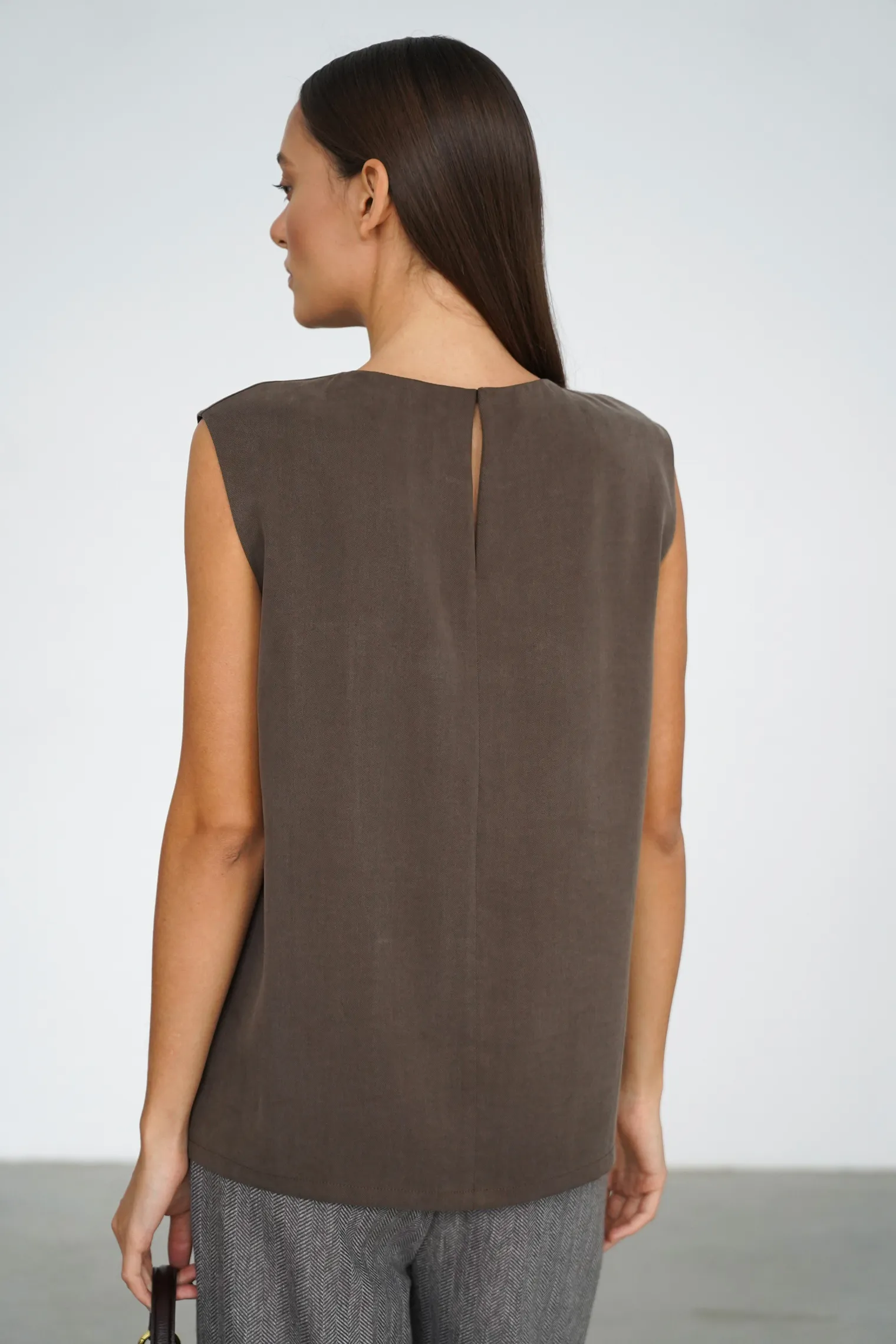 Топ из струящейся ткани цвета горький шоколад фото 4