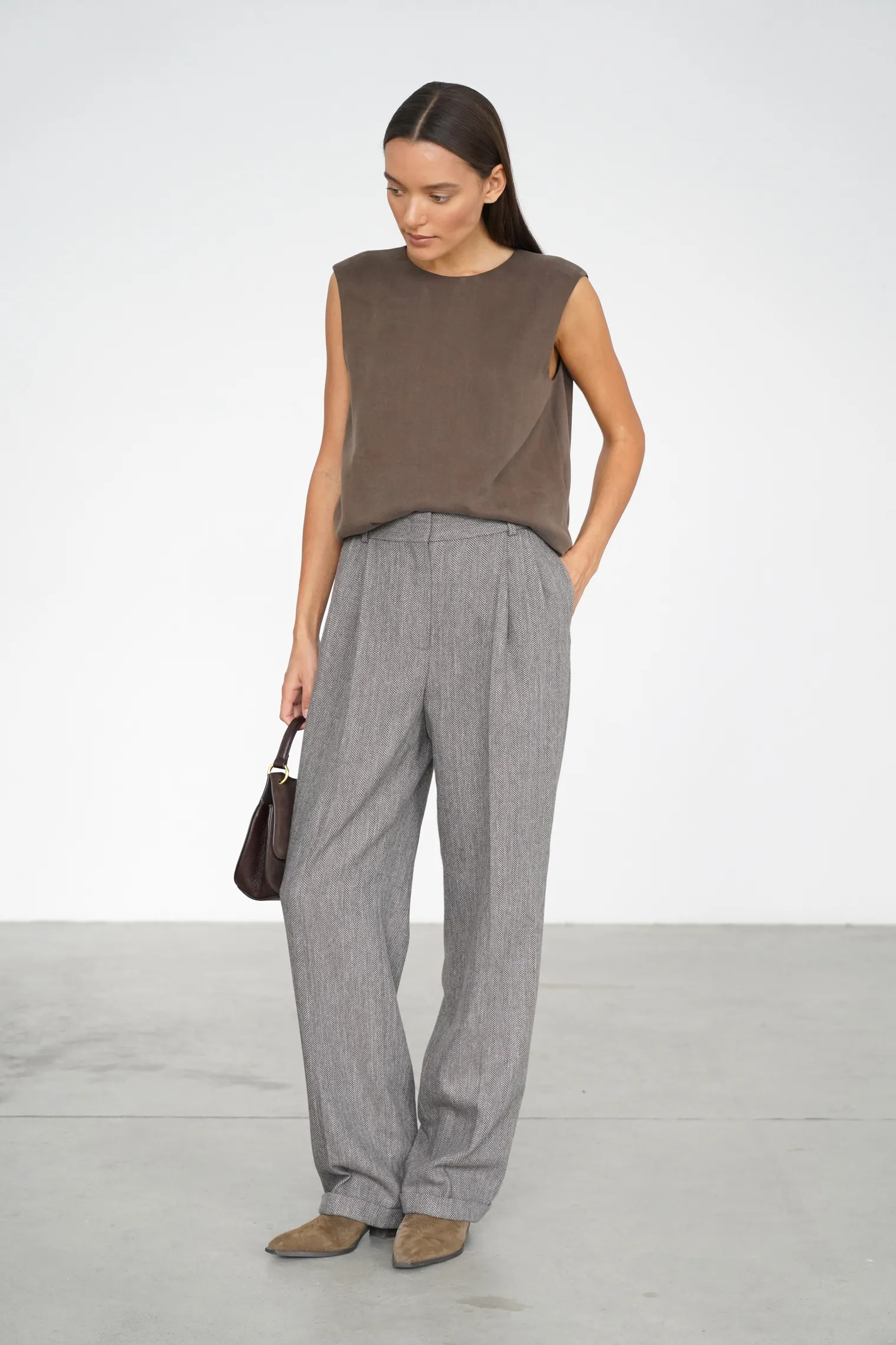 Топ из струящейся ткани цвета горький шоколад фото 7