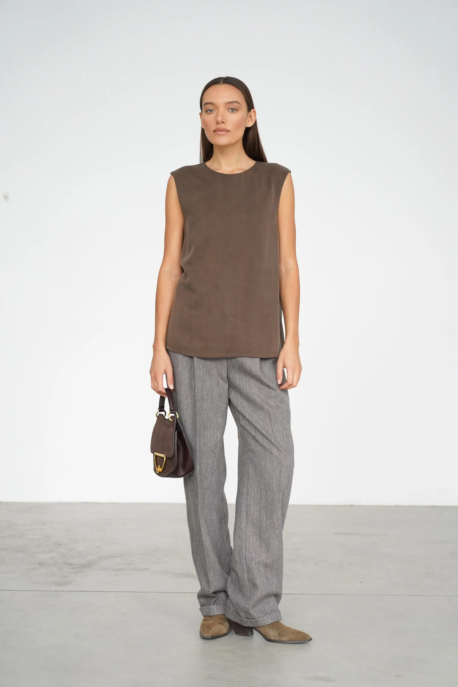 Топ из струящейся ткани цвета горький шоколад фото 3