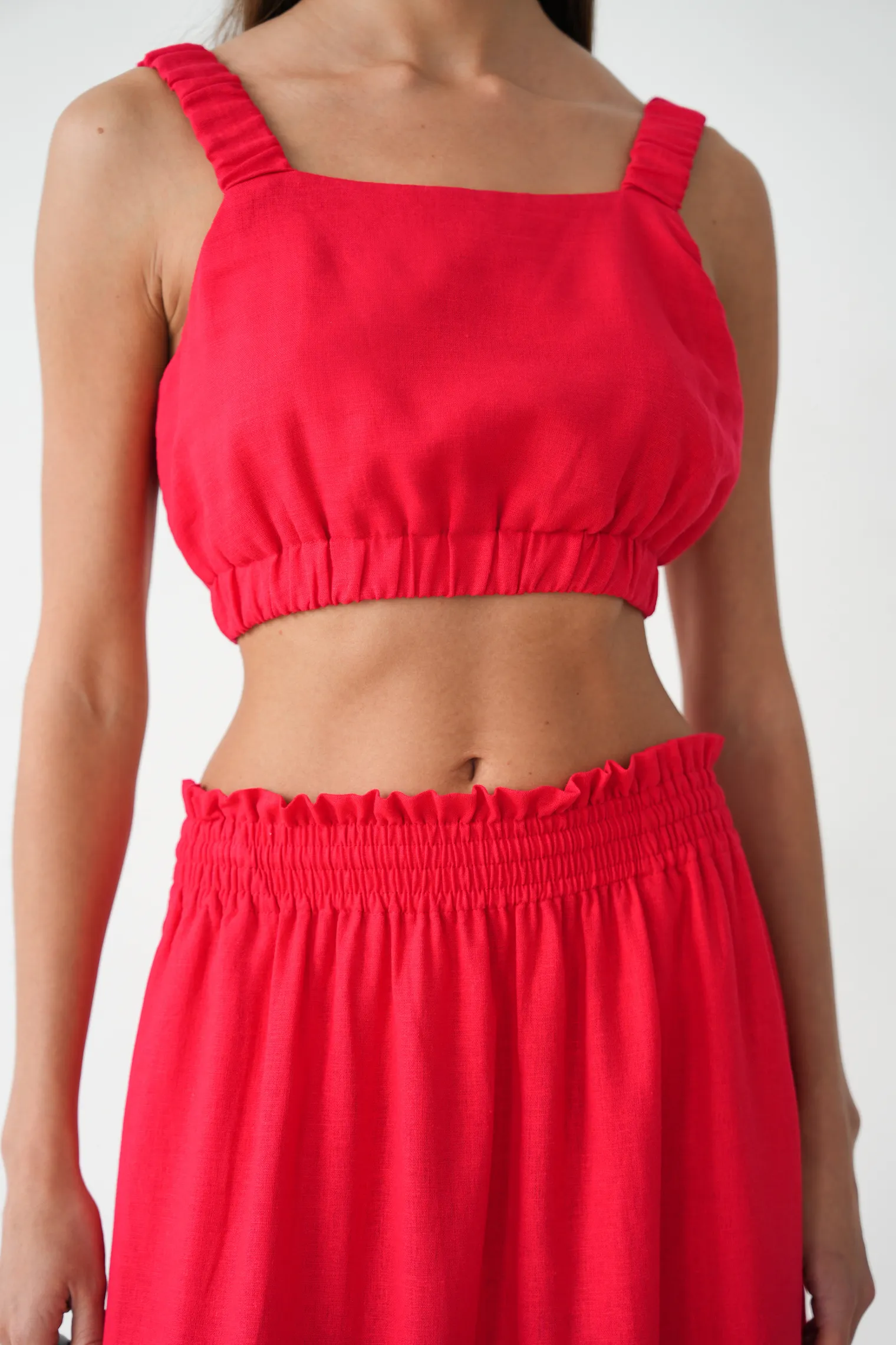 Топ на бретелях красного цвета фото 2