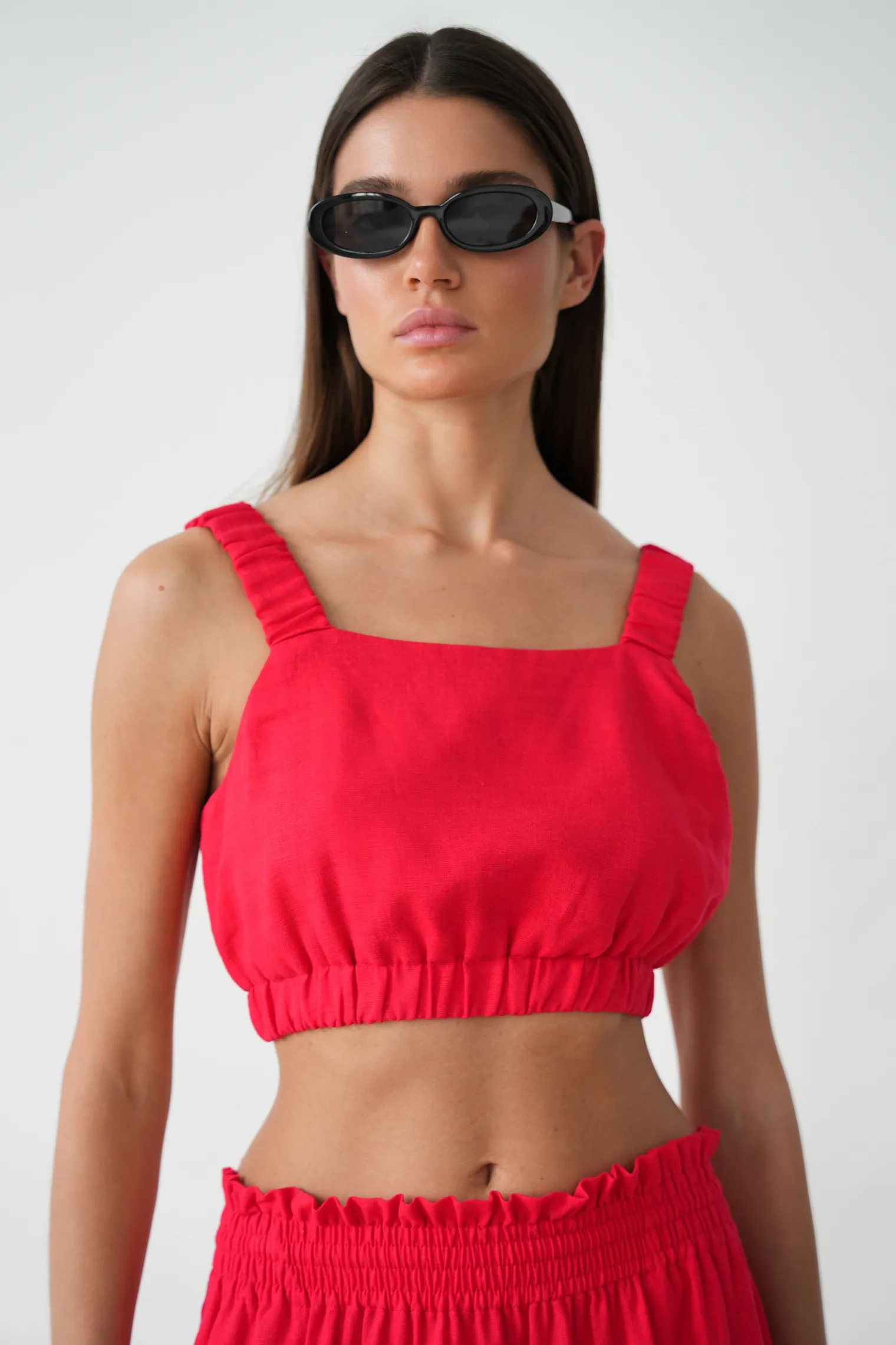 Топ на бретелях красного цвета фото 6