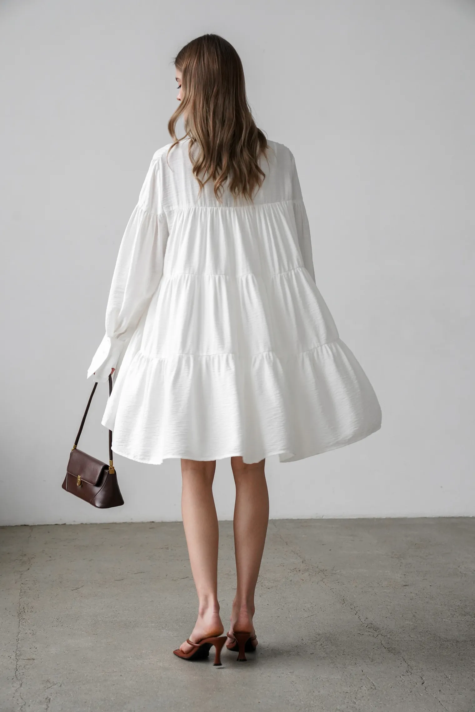 Платье свободного кроя ярусное белого цвета фото 4