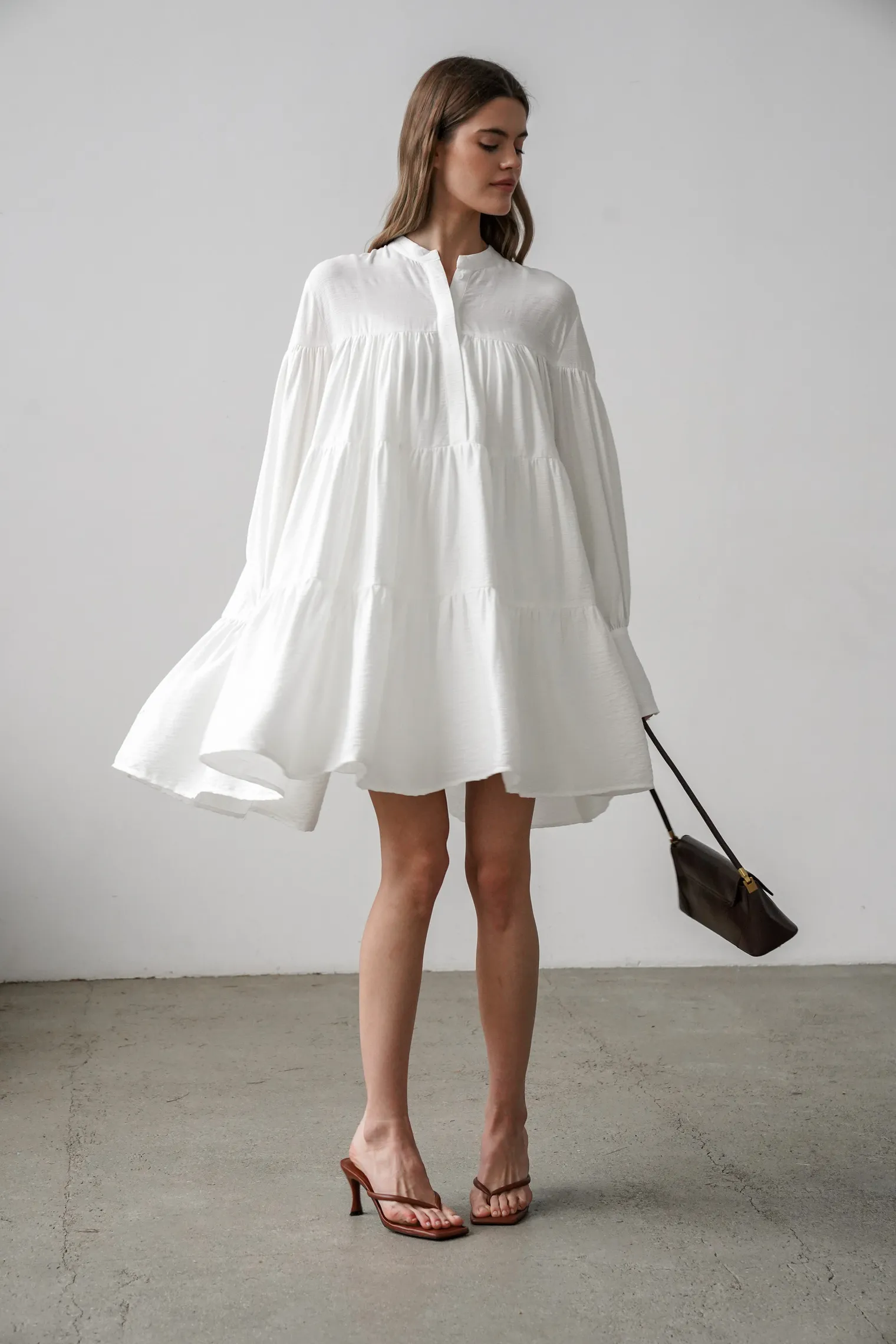 Платье свободного кроя ярусное белого цвета фото 7