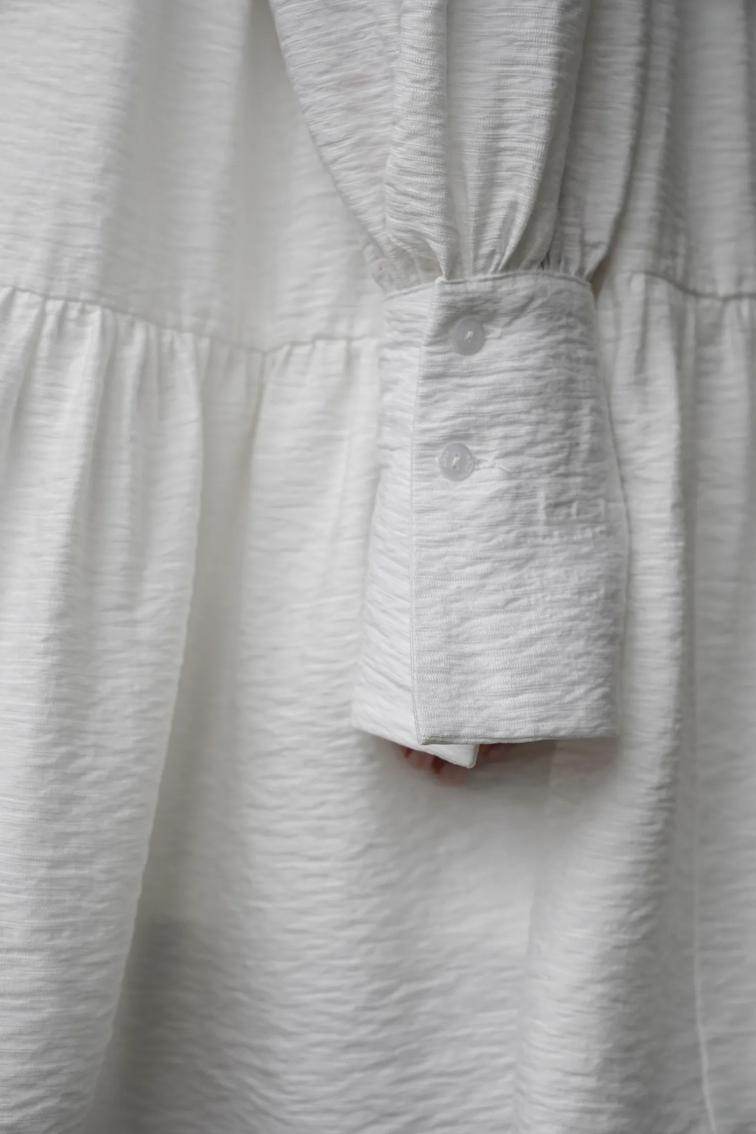 Платье свободного кроя ярусное белого цвета фото 6