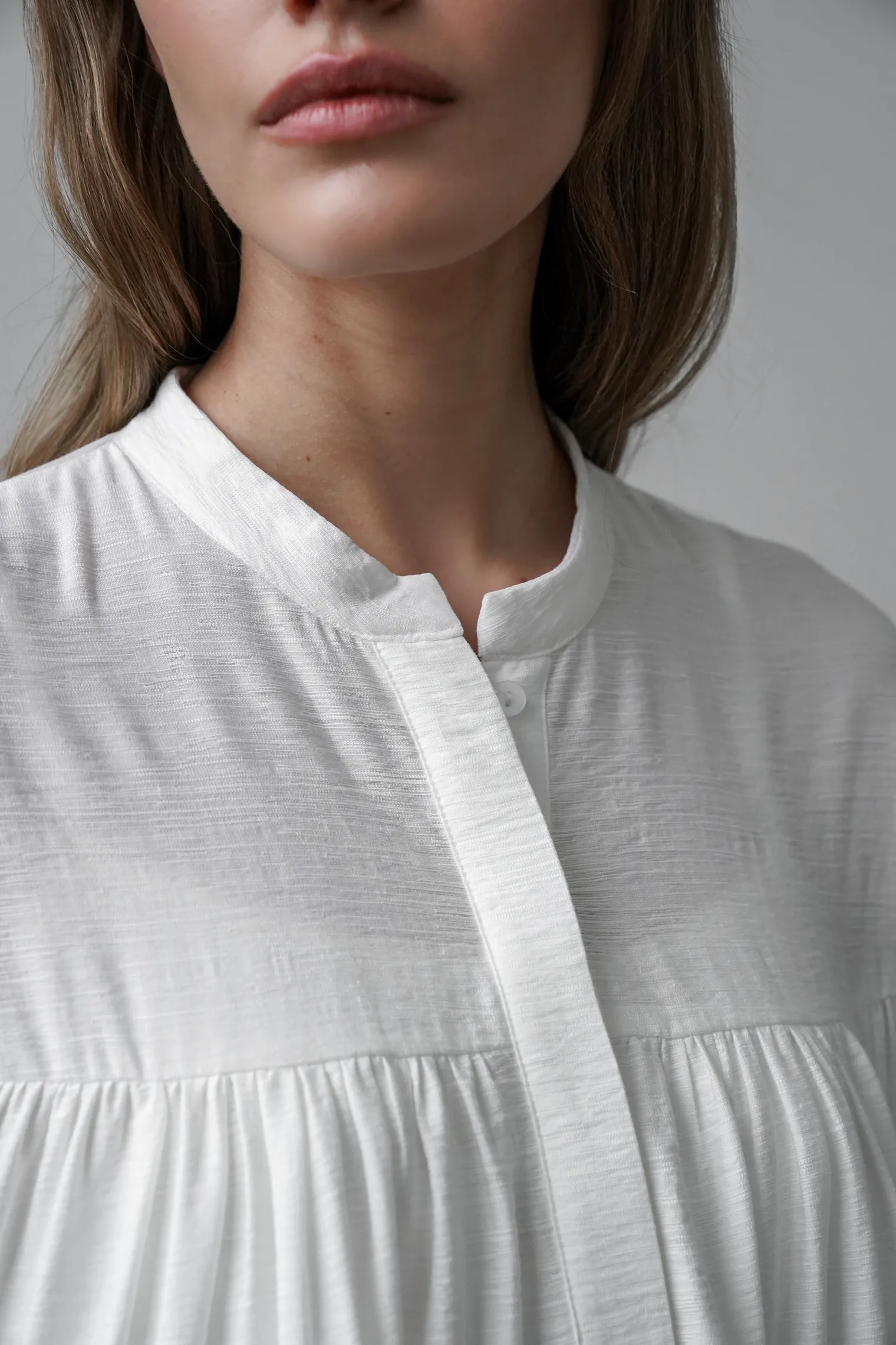 Платье свободного кроя ярусное белого цвета фото 2