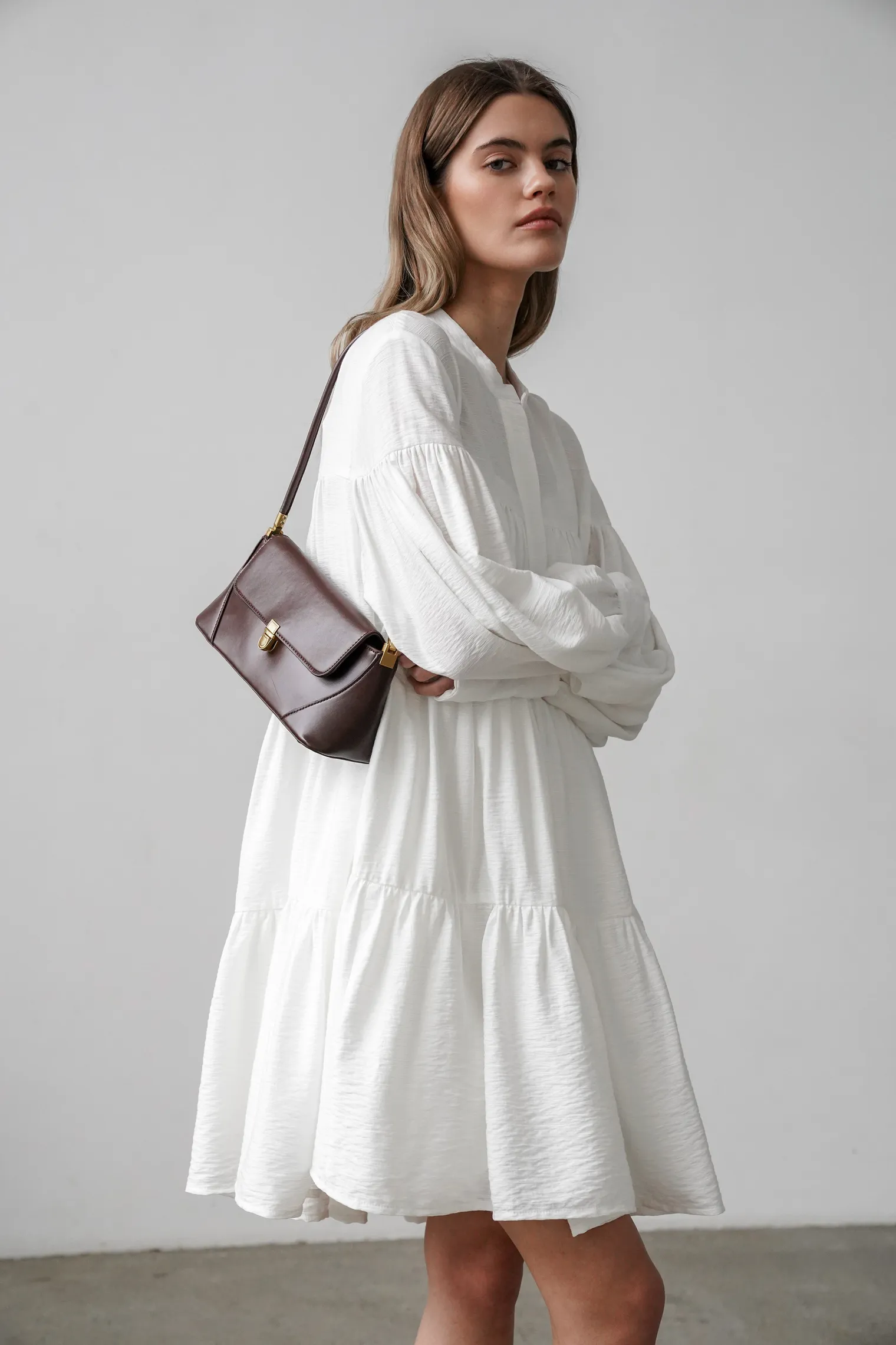 Платье свободного кроя ярусное белого цвета фото 1