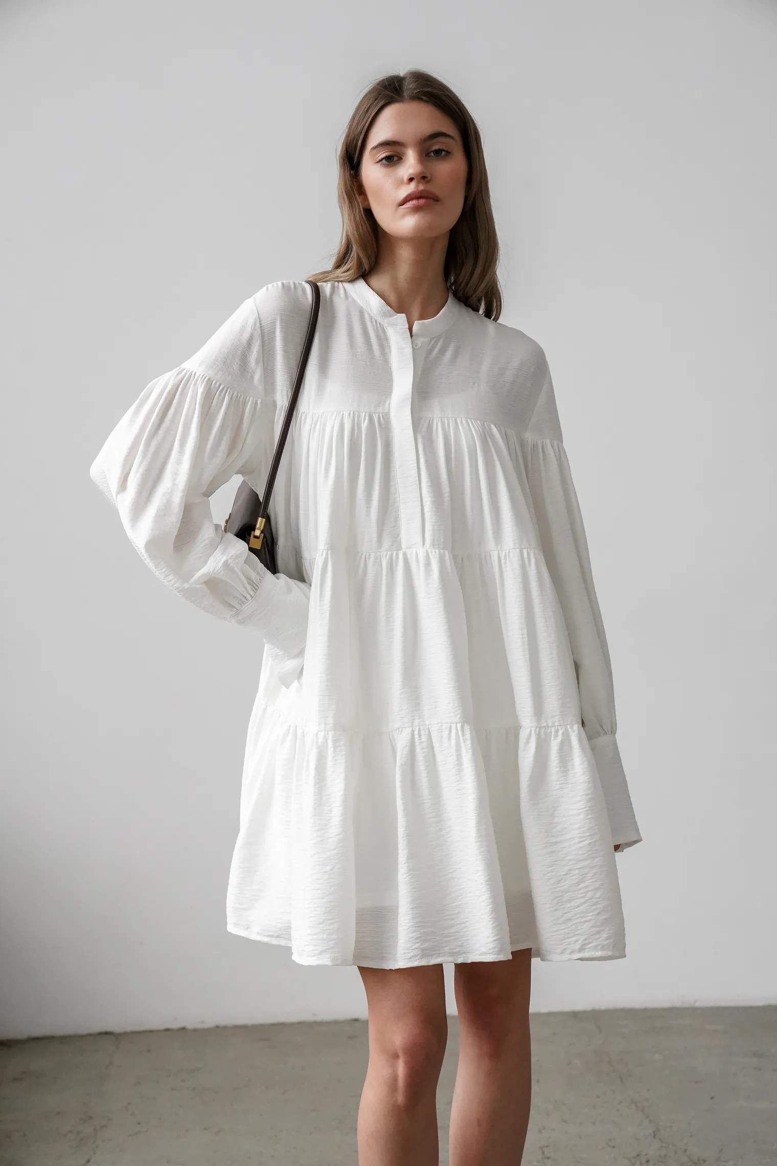 Платье свободного кроя ярусное белого цвета фото 5