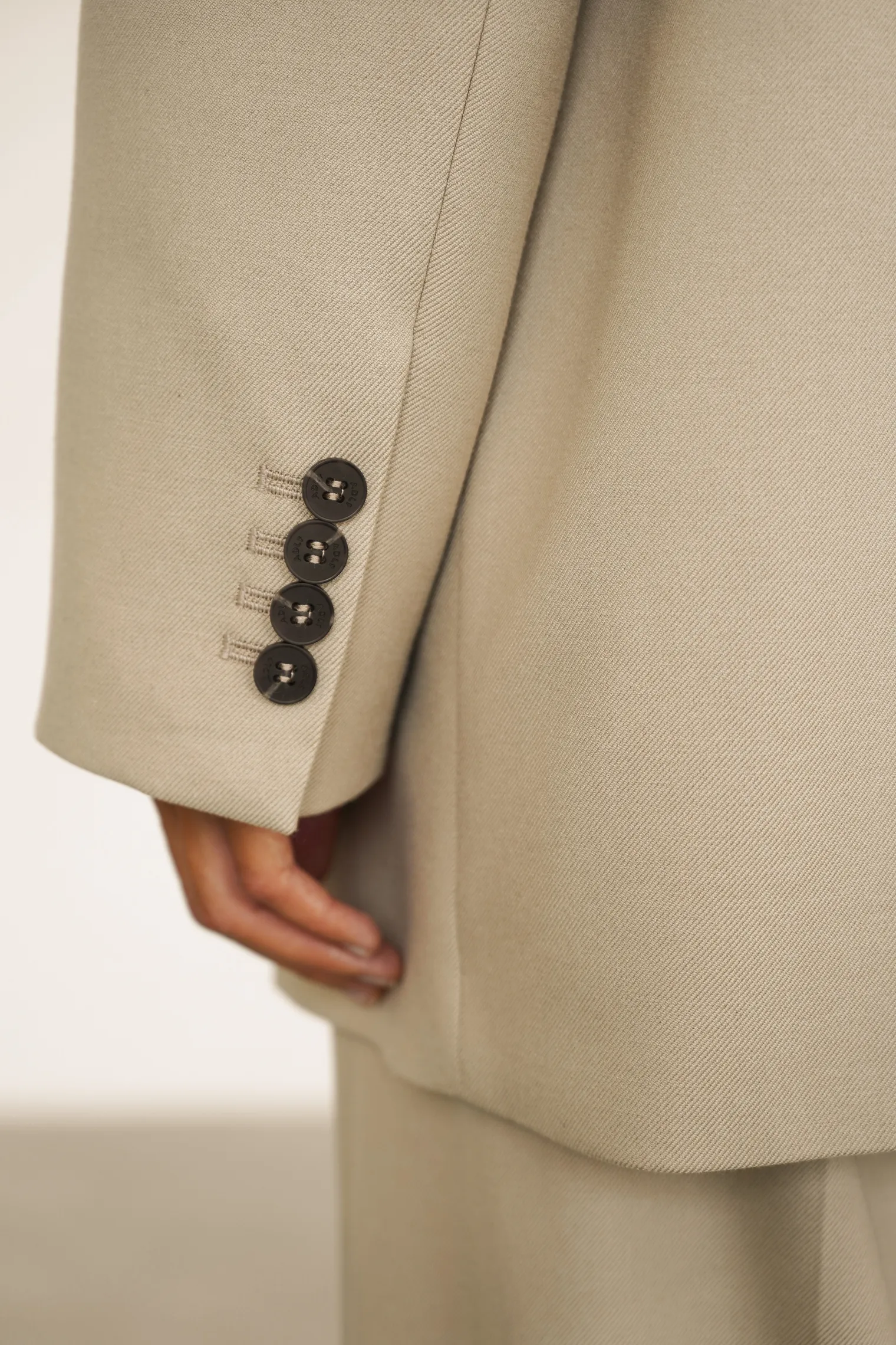 Двубортный жакет с накладными карманами бежевого цвета фото 7